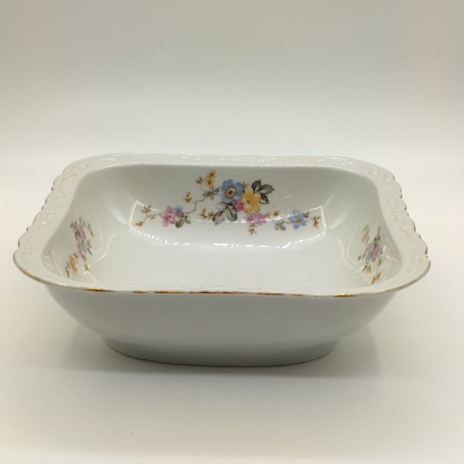 Сервировочное блюдо (салатник) квадратной формы с цветочным рельефным декором