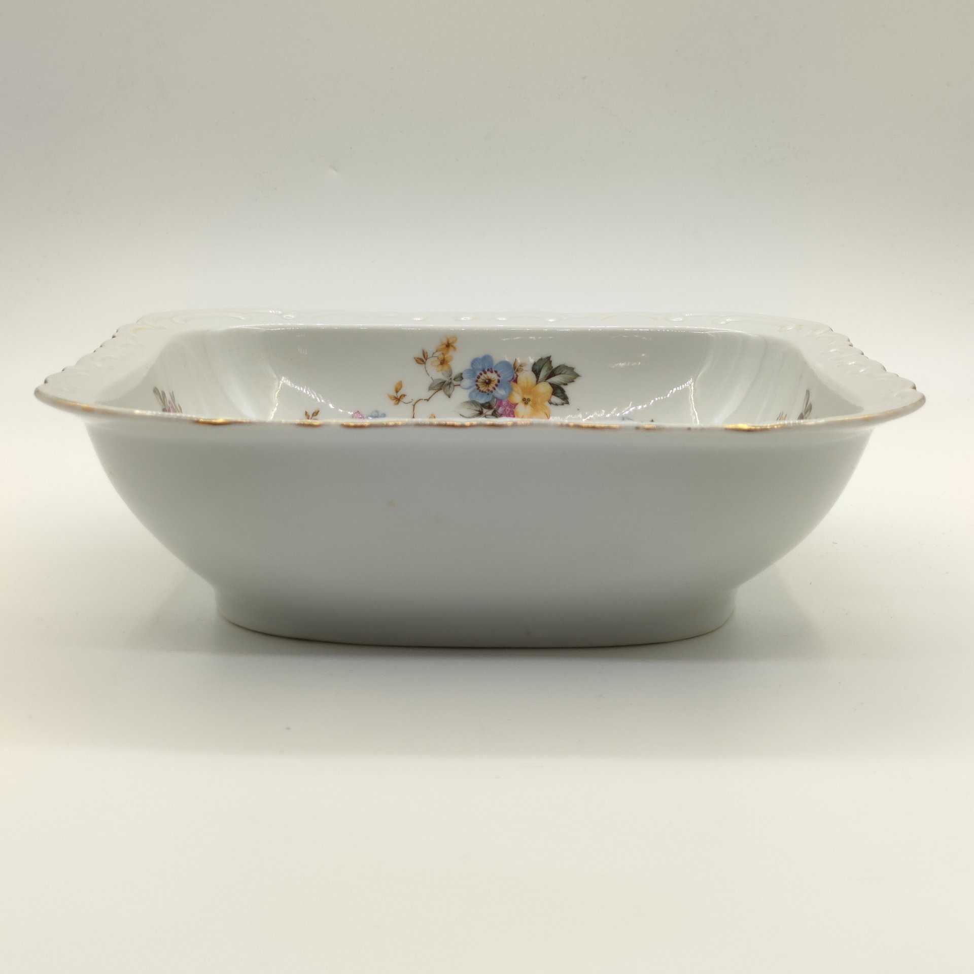 Сервировочное блюдо (салатник) квадратной формы с цветочным рельефным декором, фарфор, деколь, золочение, Kahla, Германия, 1937-1957 гг.