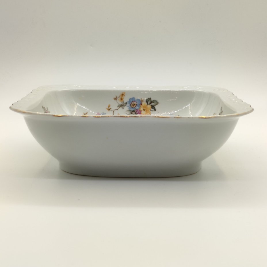 Сервировочное блюдо (салатник) квадратной формы с цветочным рельефным декором