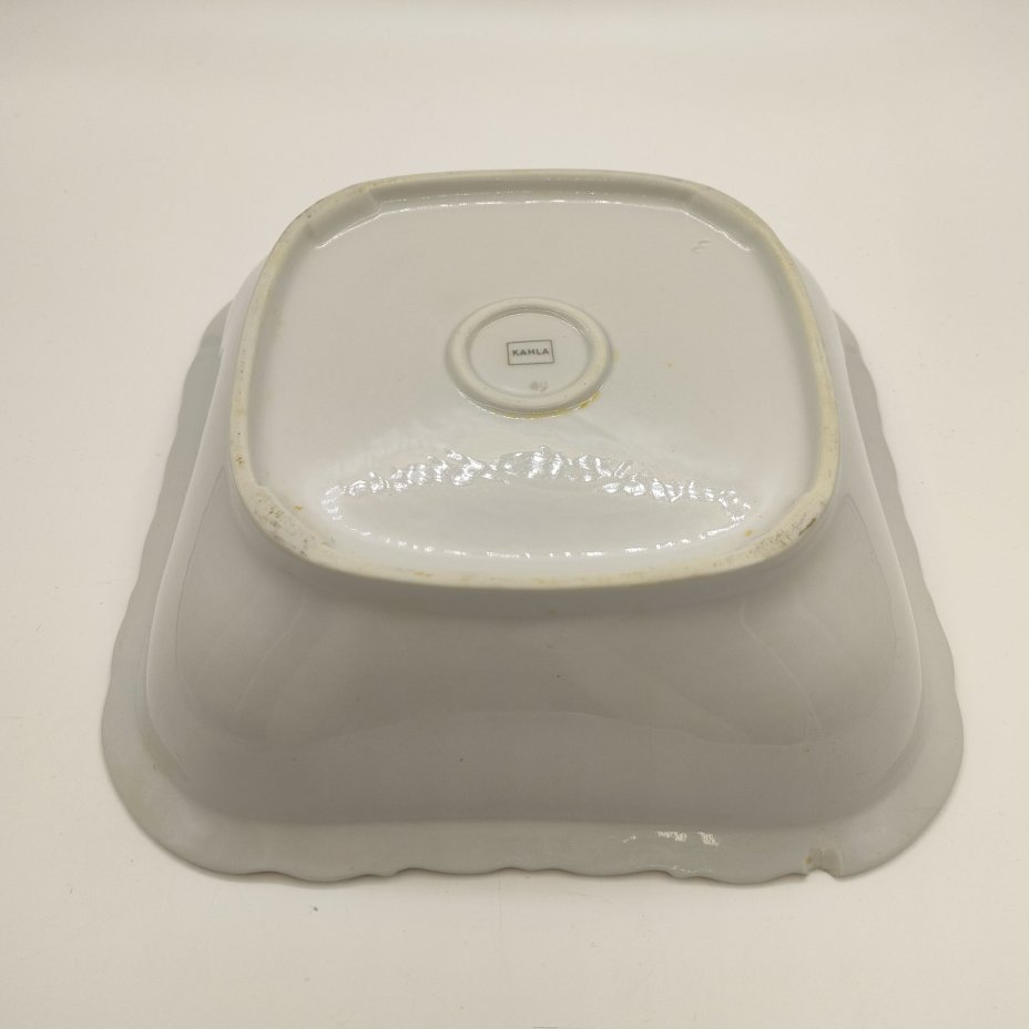 Сервировочное блюдо (салатник) квадратной формы с цветочным рельефным декором