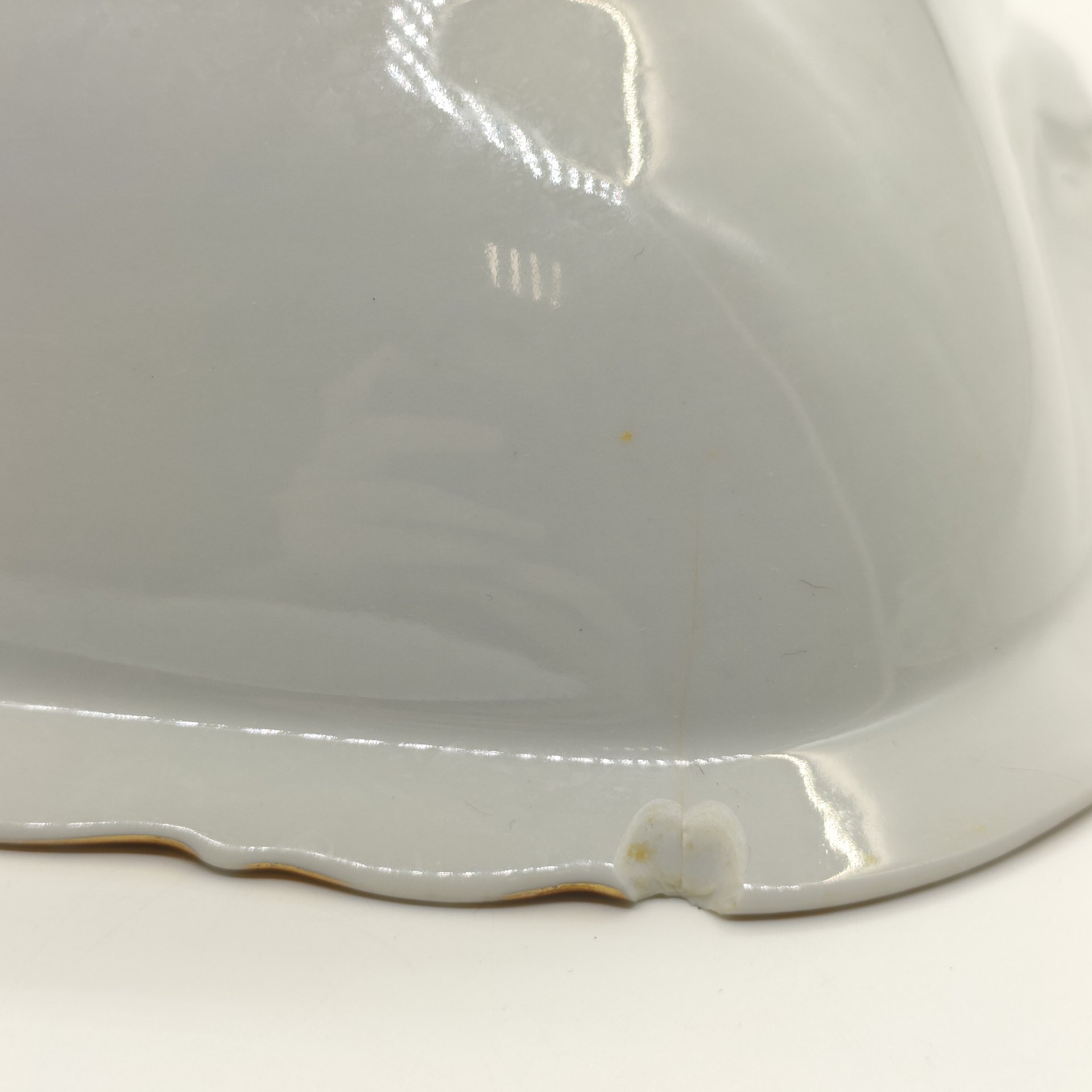 Сервировочное блюдо (салатник) квадратной формы с цветочным рельефным декором, фарфор, деколь, золочение, Kahla, Германия, 1937-1957 гг.