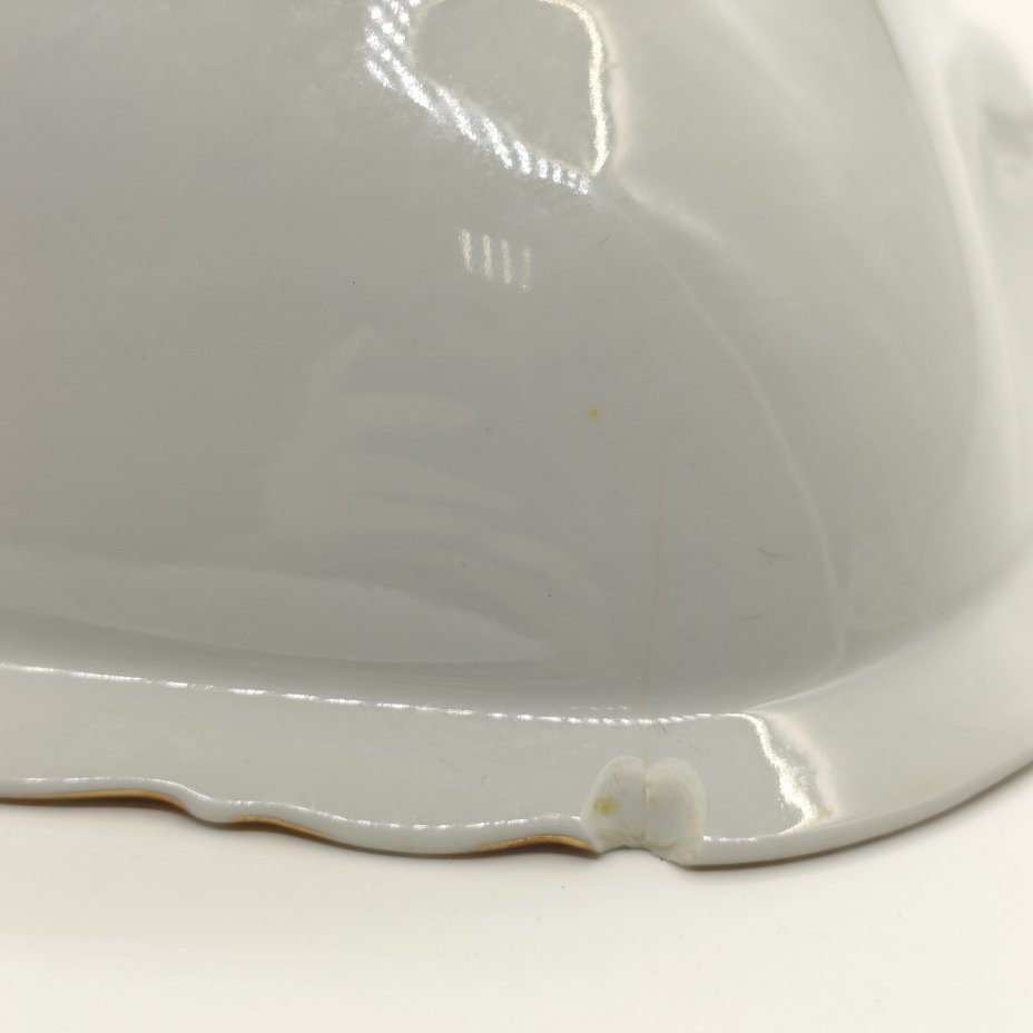 Сервировочное блюдо (салатник) квадратной формы с цветочным рельефным декором