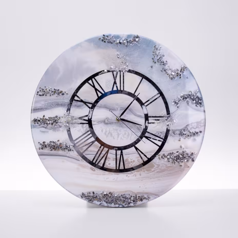 Часы настенные "Серебристый иней", авторская ручная работа в технике Resin Art, Глянцевое 3D покрытие, натуральный камень, Россия, 2021 г.