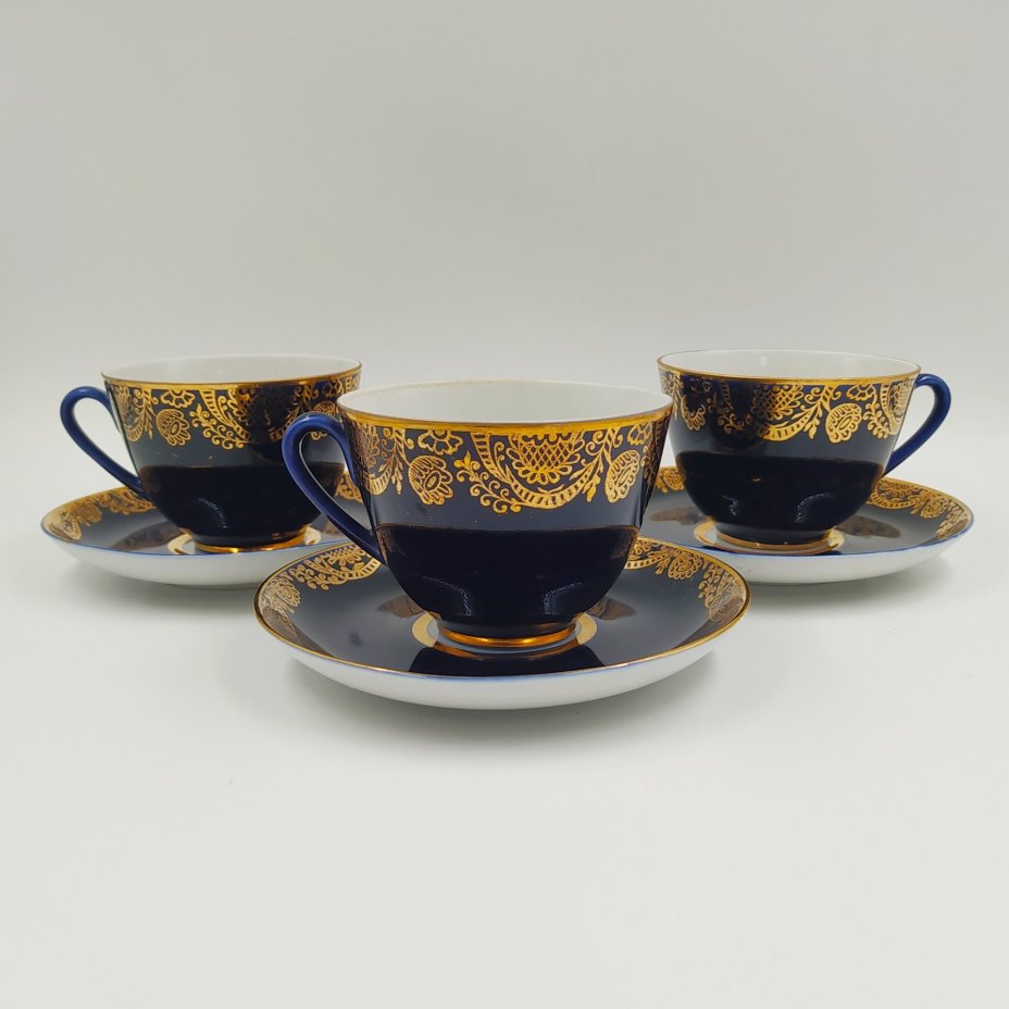Набор из трех чайных пар с ажурным орнаментальным декором, фарфор, крытье кобальтом, золочение, Ленинградский фарфоровый завод (ЛФЗ), СССР, 1970-1992 гг.