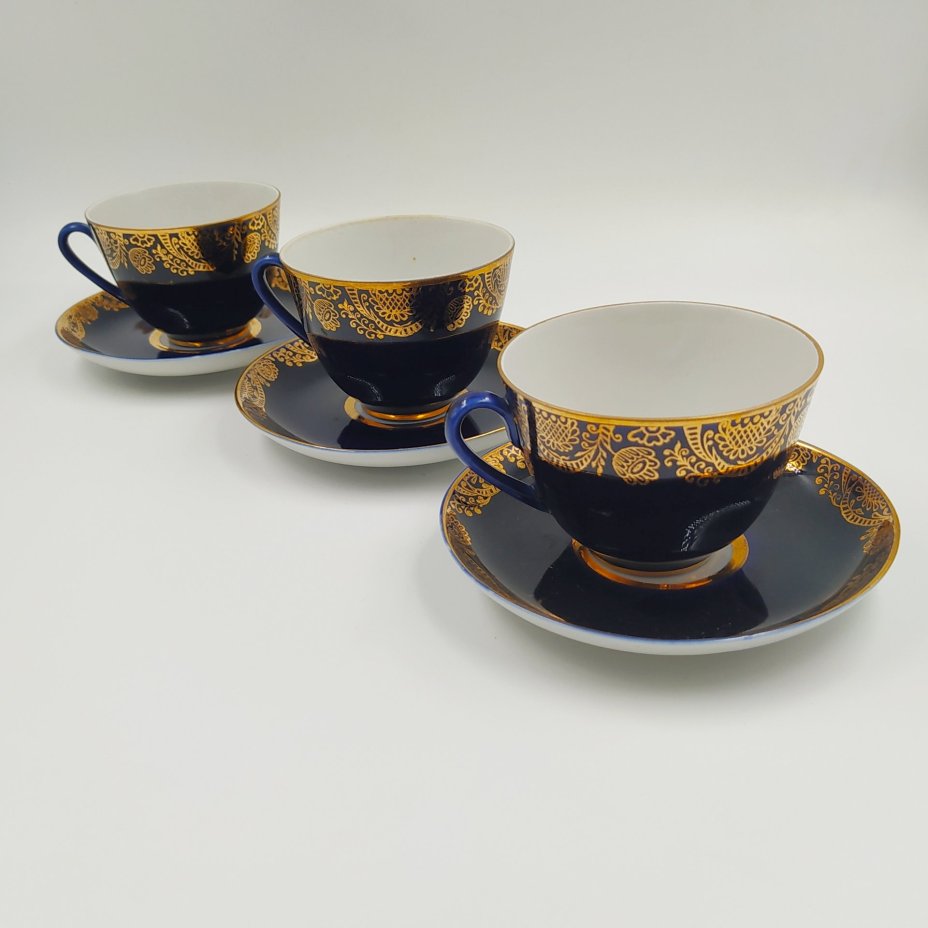 Набор из трех чайных пар с ажурным орнаментальным декором, фарфор, крытье кобальтом, золочение, Ленинградский фарфоровый завод (ЛФЗ), СССР, 1970-1992 гг.