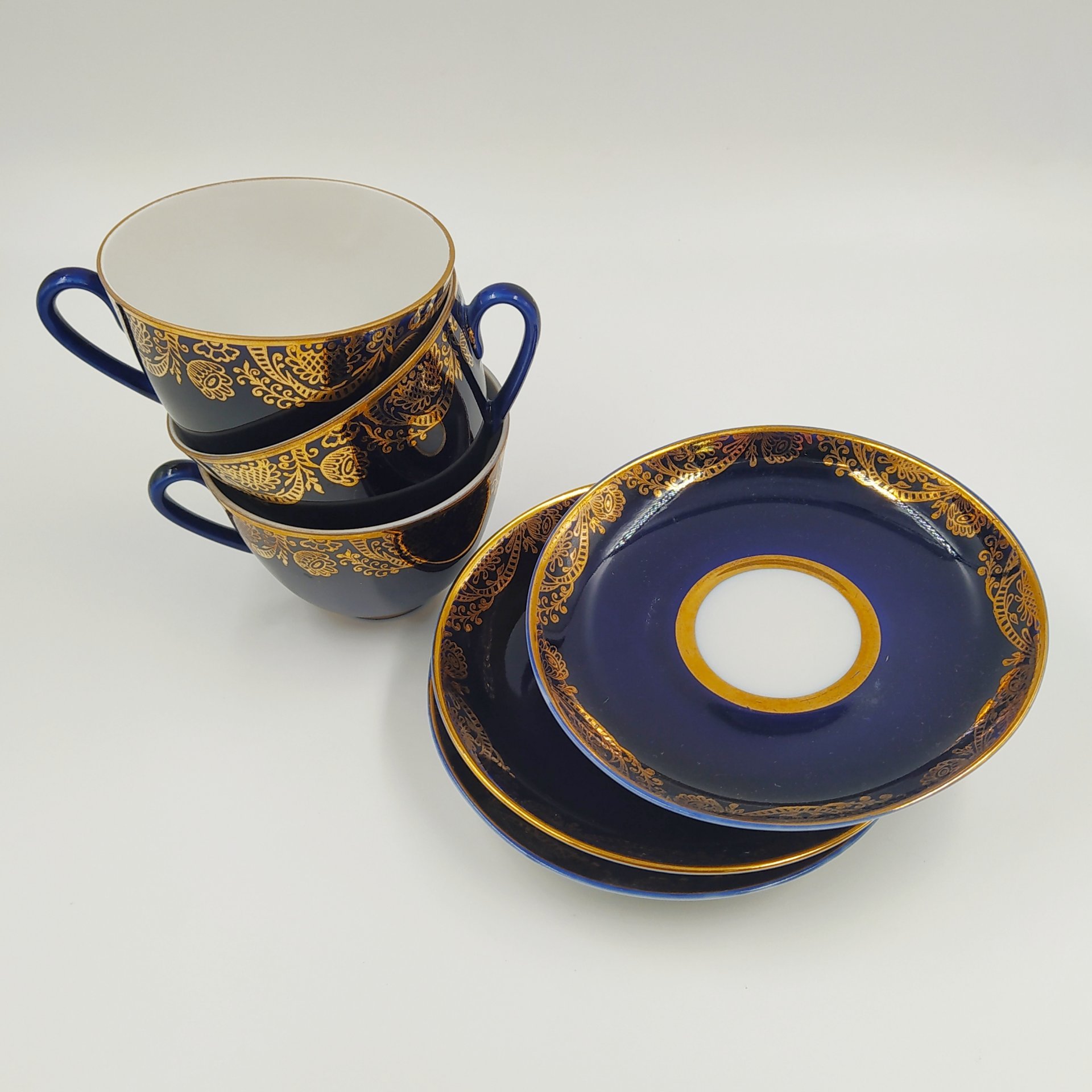 Набор из трех чайных пар с ажурным орнаментальным декором, фарфор, крытье кобальтом, золочение, Ленинградский фарфоровый завод (ЛФЗ), СССР, 1970-1992 гг.