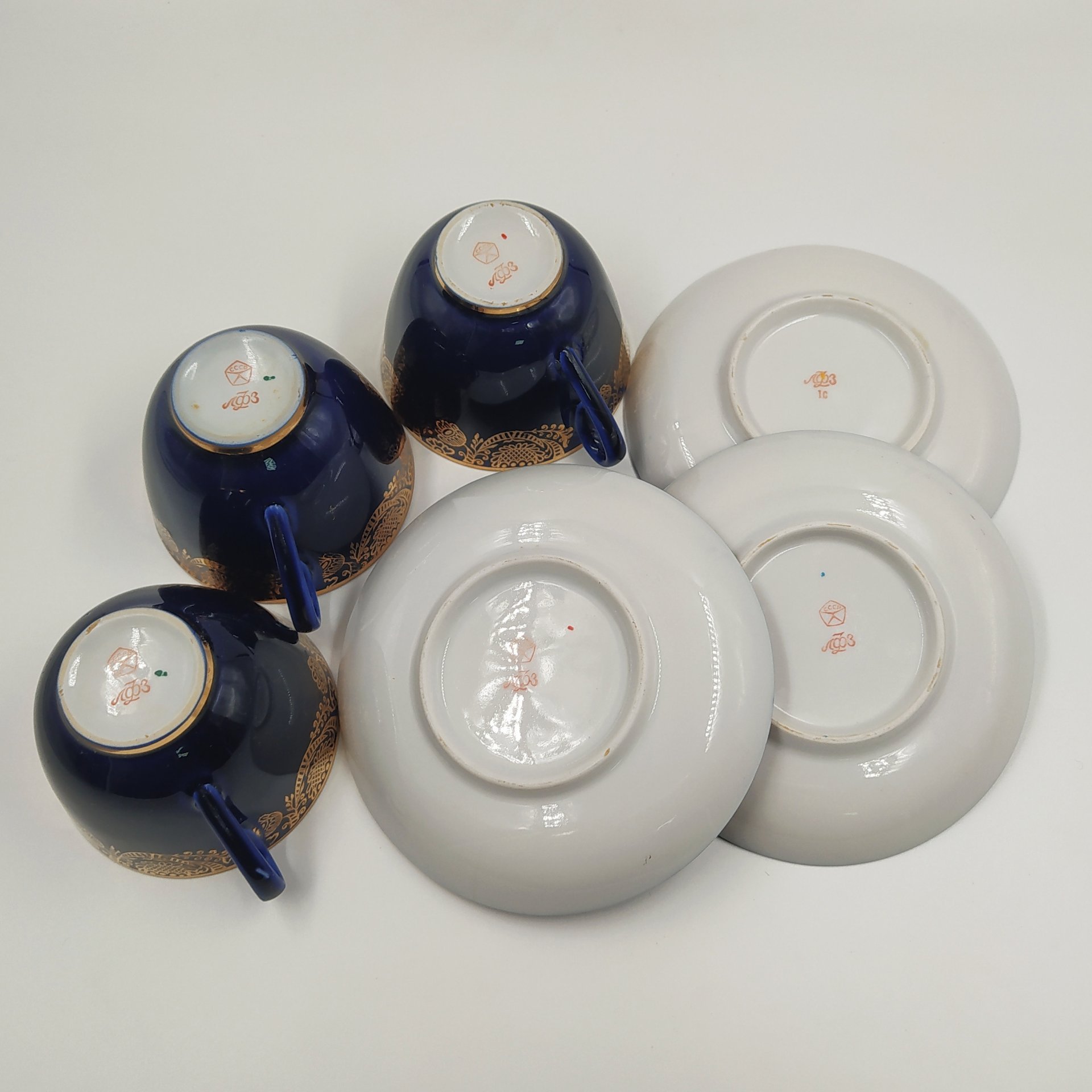 Набор из трех чайных пар с ажурным орнаментальным декором, фарфор, крытье кобальтом, золочение, Ленинградский фарфоровый завод (ЛФЗ), СССР, 1970-1992 гг.