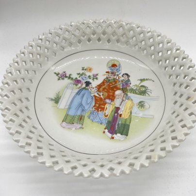 Тарелка с ажурным прорезным бортом и изображением жанровой сцены, фарфор, печать, Китай, 1960-1990 гг.