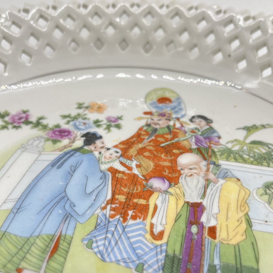 Тарелка с ажурным прорезным бортом и изображением жанровой сцены, фарфор, печать, Китай, 1960-1990 гг.