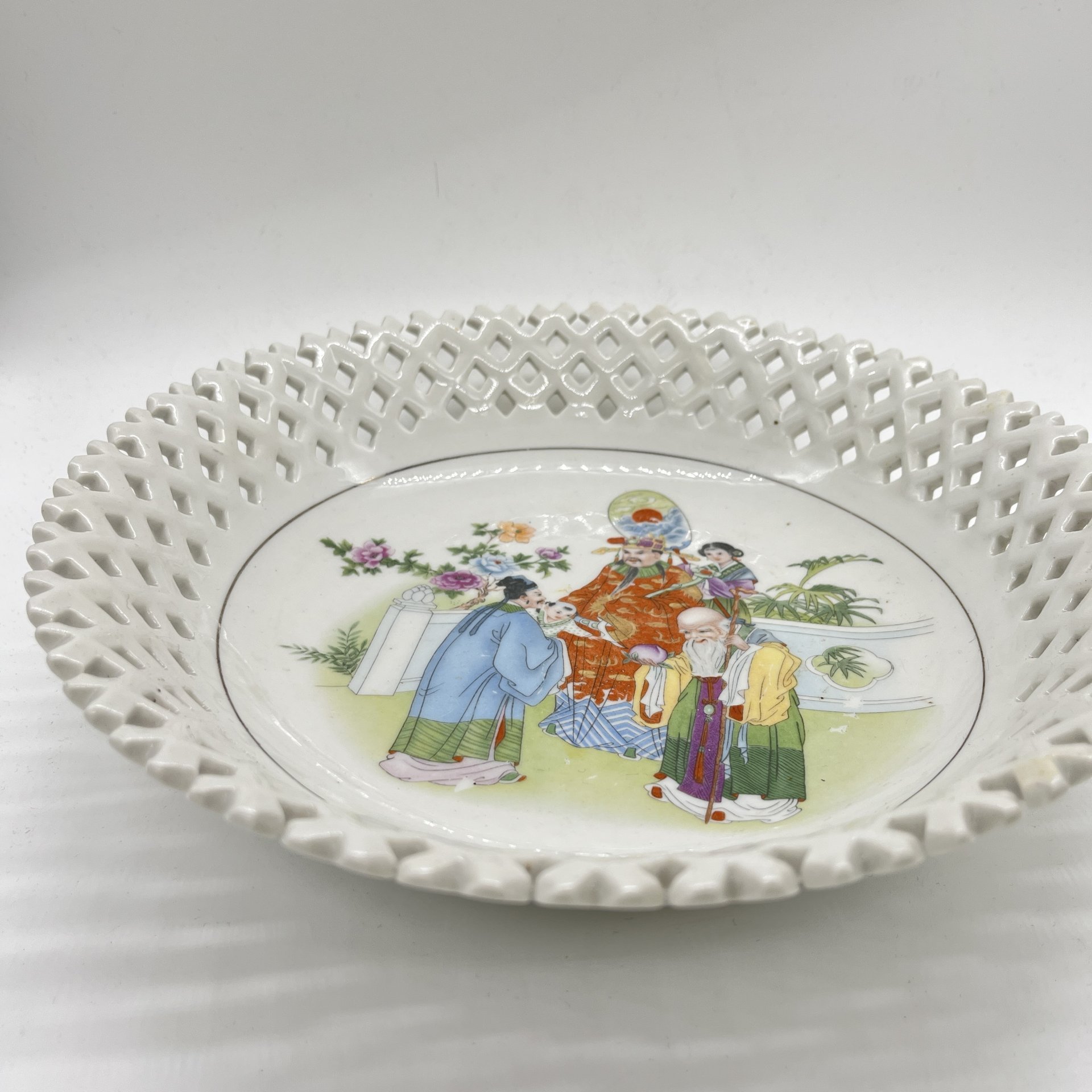 Тарелка с ажурным прорезным бортом и изображением жанровой сцены, фарфор, печать, Китай, 1960-1990 гг.
