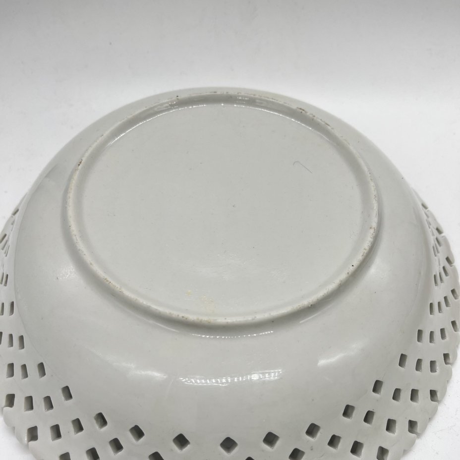 Тарелка с ажурным прорезным бортом и изображением жанровой сцены, фарфор, печать, Китай, 1960-1990 гг.