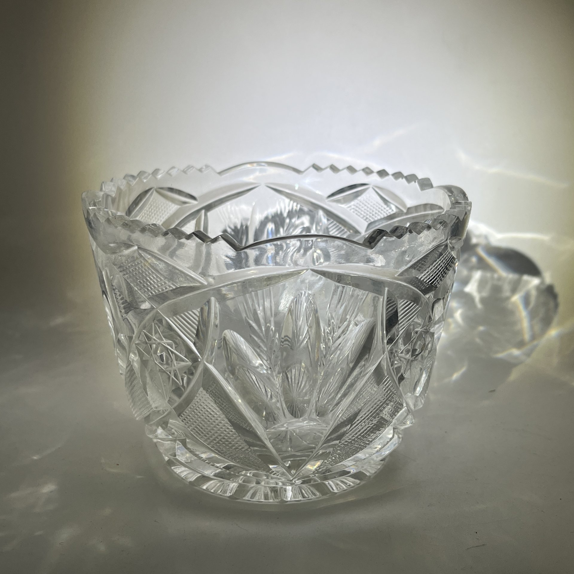 Салатник круглой формы с геометрическим декором, хрусталь, пресс, СССР, 1970-1990 гг.