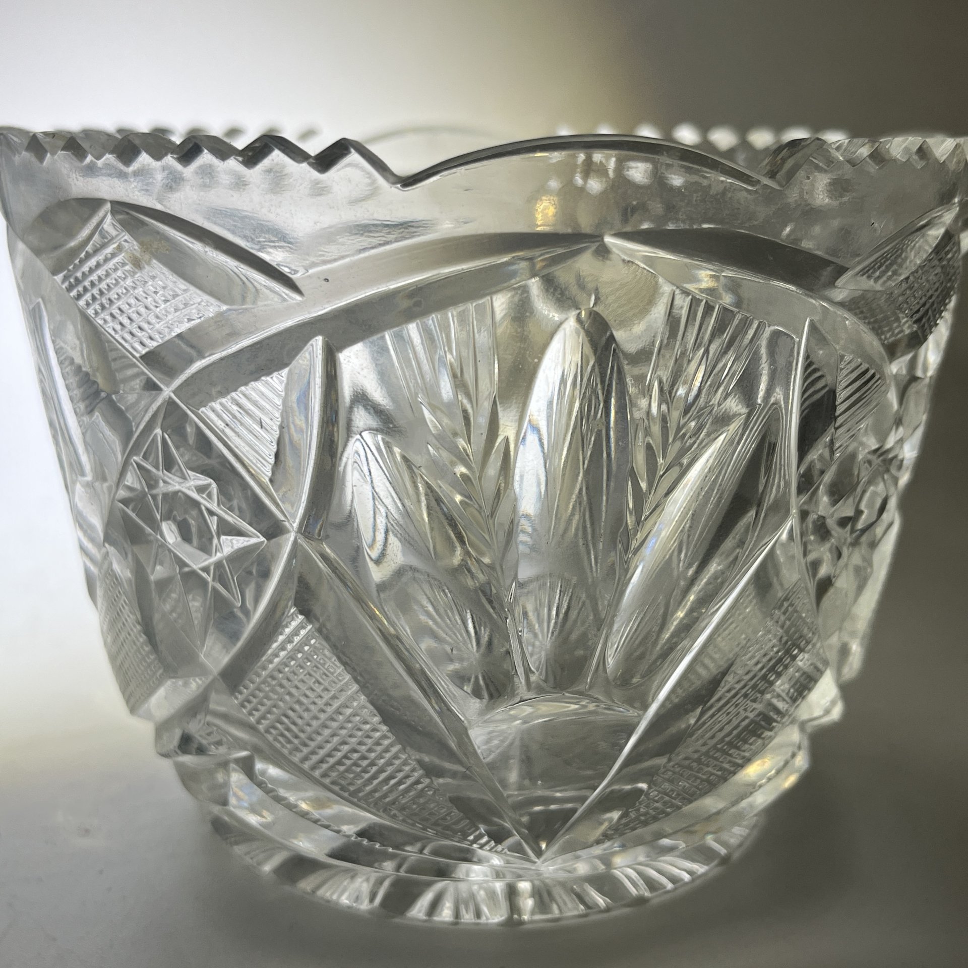 Салатник круглой формы с геометрическим декором, хрусталь, пресс, СССР, 1970-1990 гг.