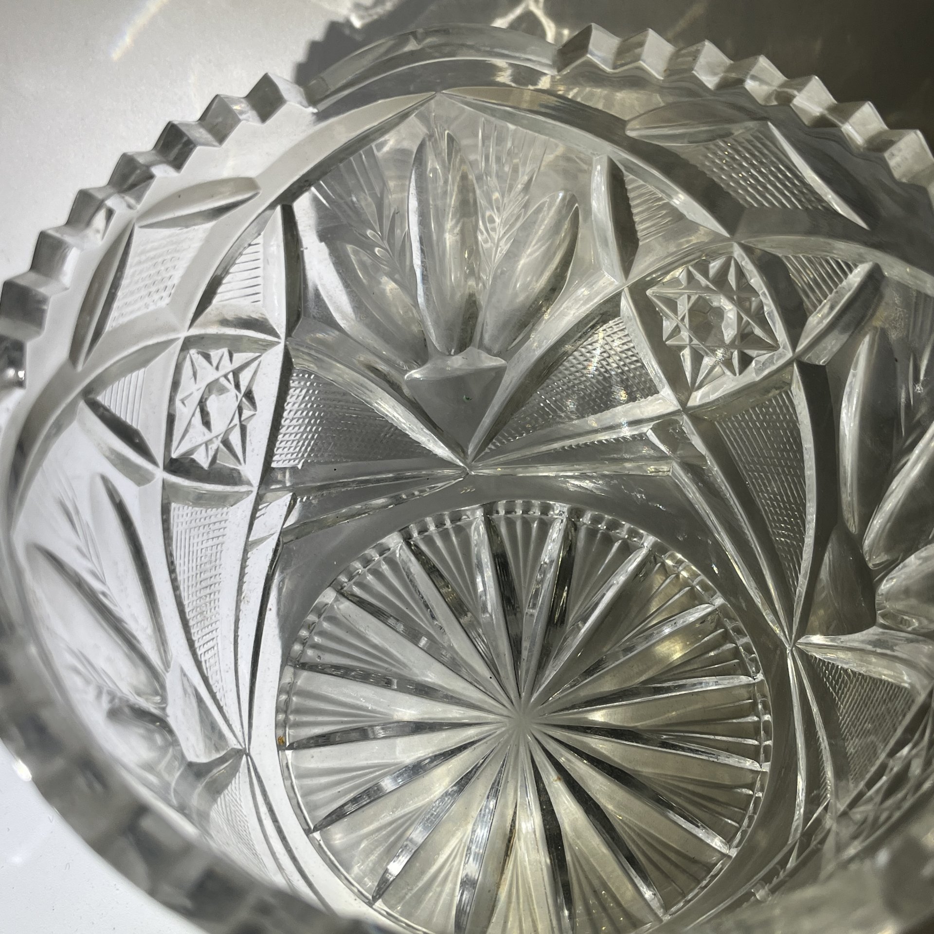 Салатник круглой формы с геометрическим декором, хрусталь, пресс, СССР, 1970-1990 гг.