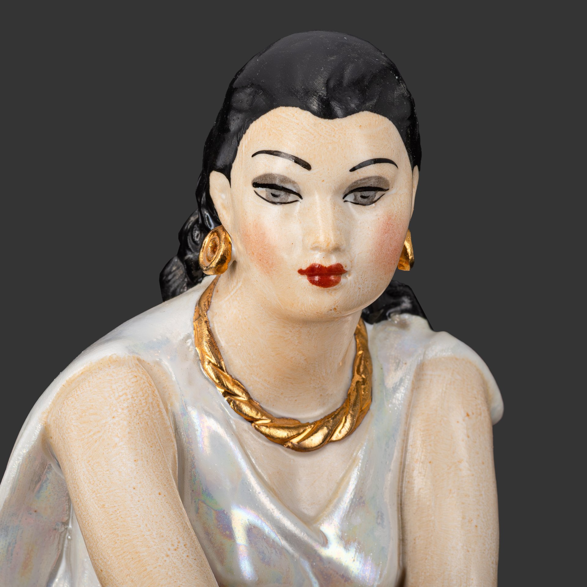 Статуэтка "Цыганка Земфира", скульптор А. Д. Бржезицкая, фарфор, роспись, люстр, золочение, Дулевский фарфоровый завод (Дулёво), СССР, 1966 г.