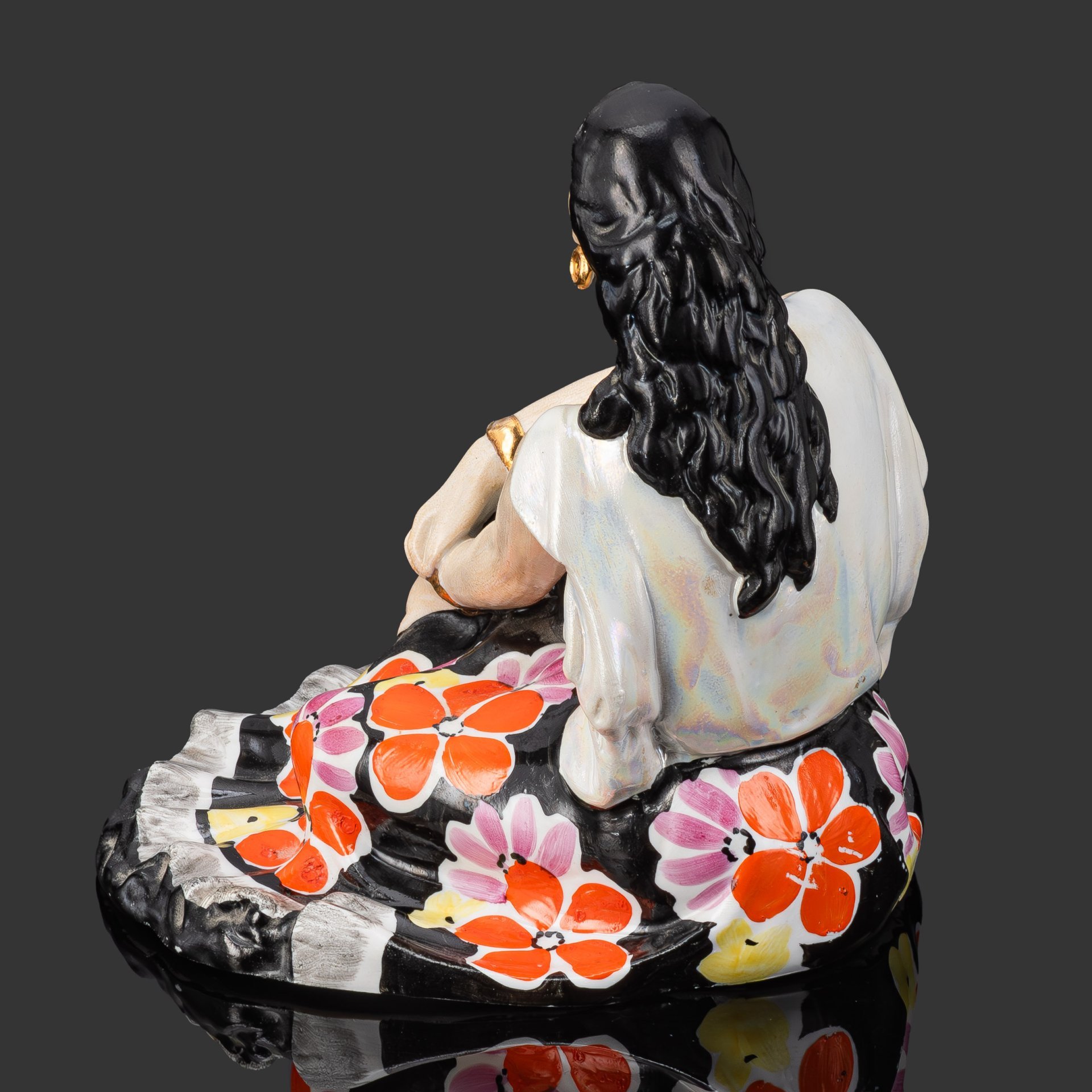 Статуэтка "Цыганка Земфира", скульптор А. Д. Бржезицкая, фарфор, роспись, люстр, золочение, Дулевский фарфоровый завод (Дулёво), СССР, 1966 г.