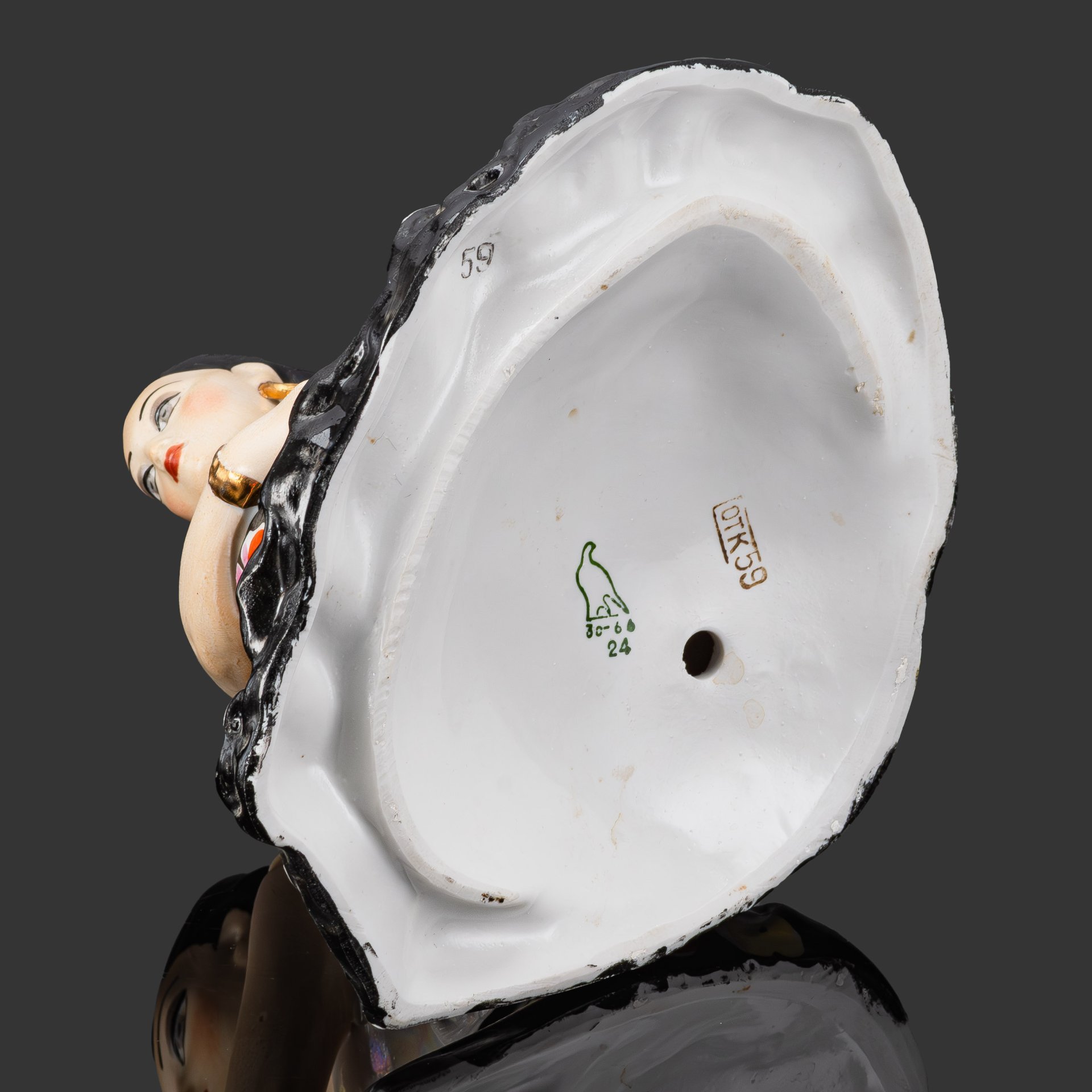 Статуэтка "Цыганка Земфира", скульптор А. Д. Бржезицкая, фарфор, роспись, люстр, золочение, Дулевский фарфоровый завод (Дулёво), СССР, 1966 г.