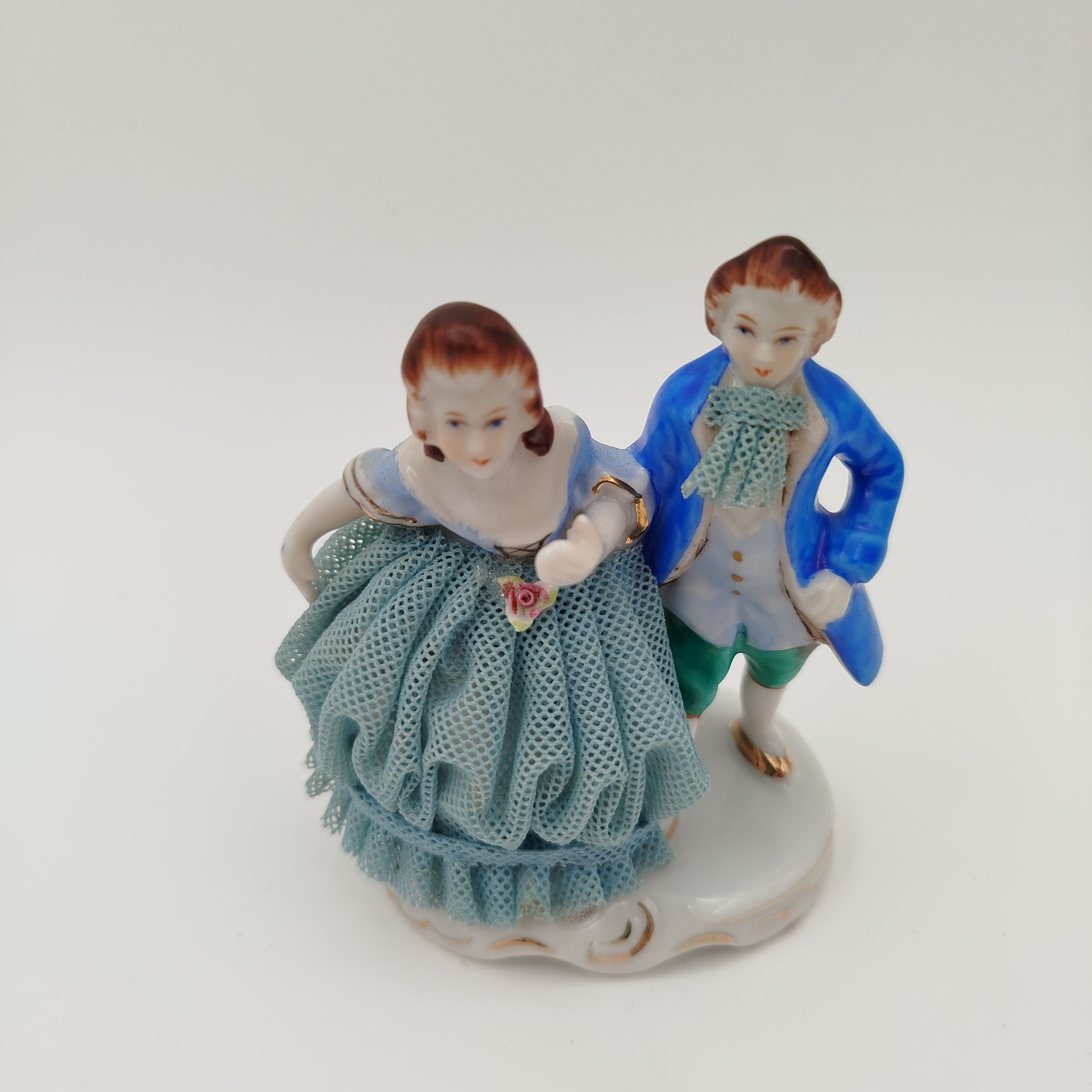 Статуэтка "Галантная сцена", фарфор, кружевной фарфор, роспись, золочение, Западная Европа, 1970-1990 гг.