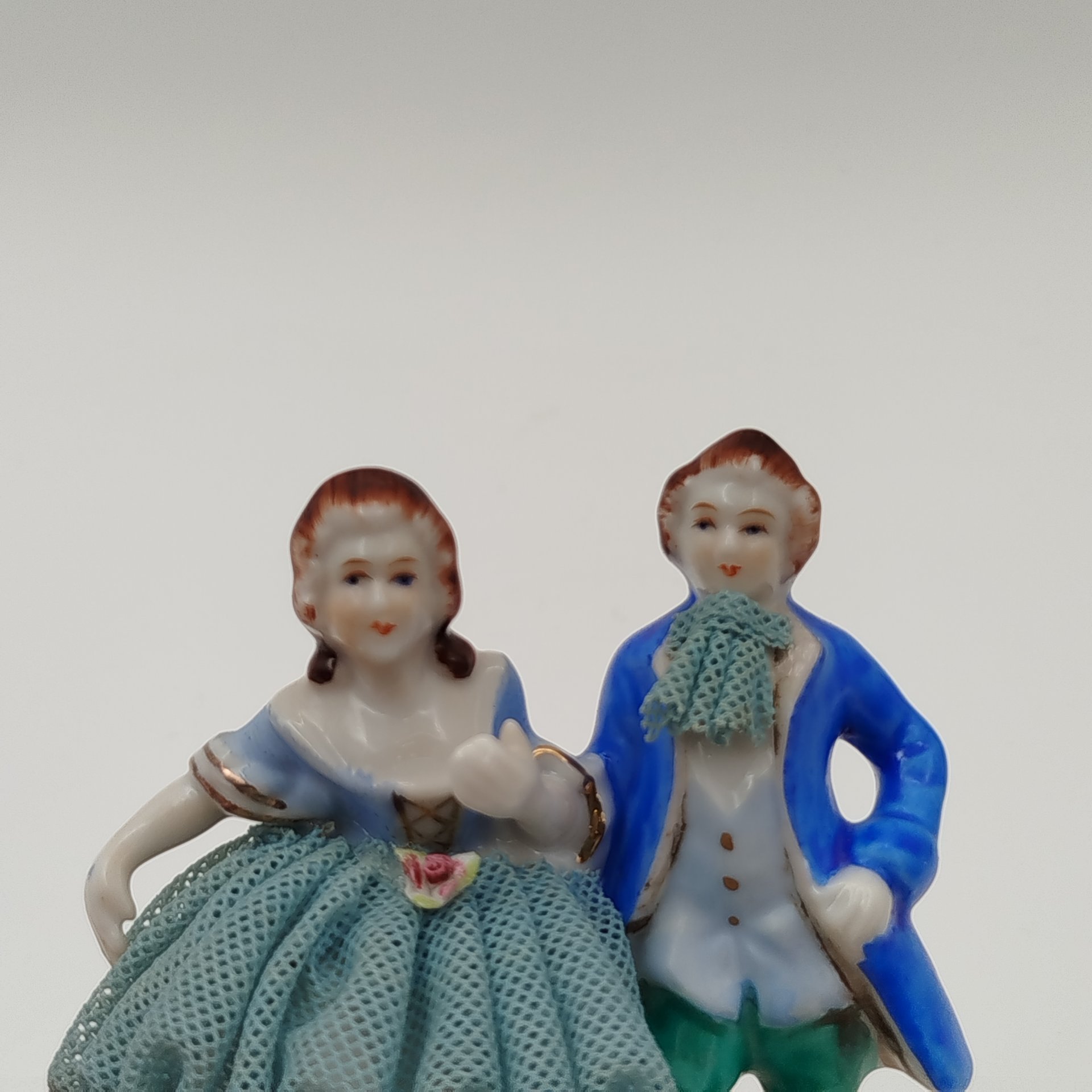 Статуэтка "Галантная сцена", фарфор, кружевной фарфор, роспись, золочение, Западная Европа, 1970-1990 гг.