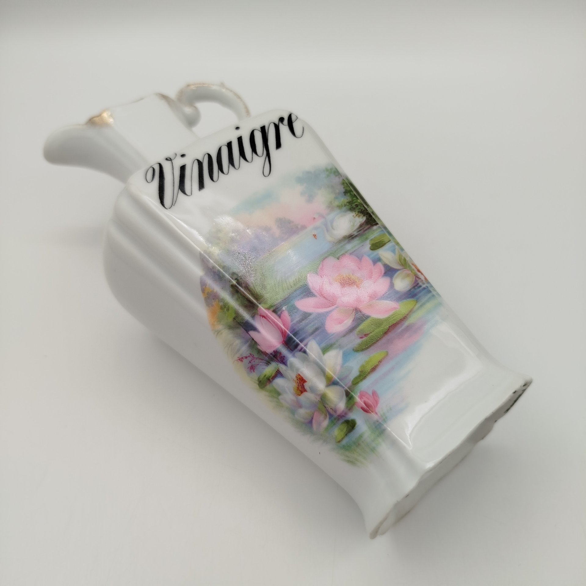 Кувшин для уксуса, украшенный цветочным декором, фарфор, деколь, золочение, Франция, 1900-1930 гг.