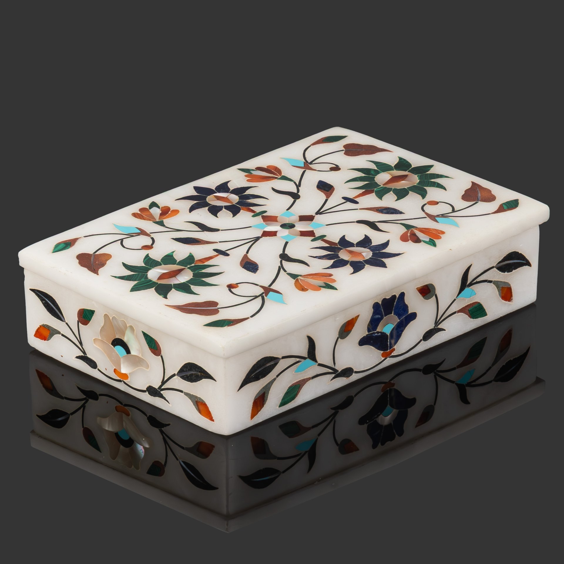 Шкатулка прямоугольной формы с инкрустацией перламутра, малахита, лазурита, агата и бирюзы, мрамор, натуральные камни, Индия, 1940-1960 гг.