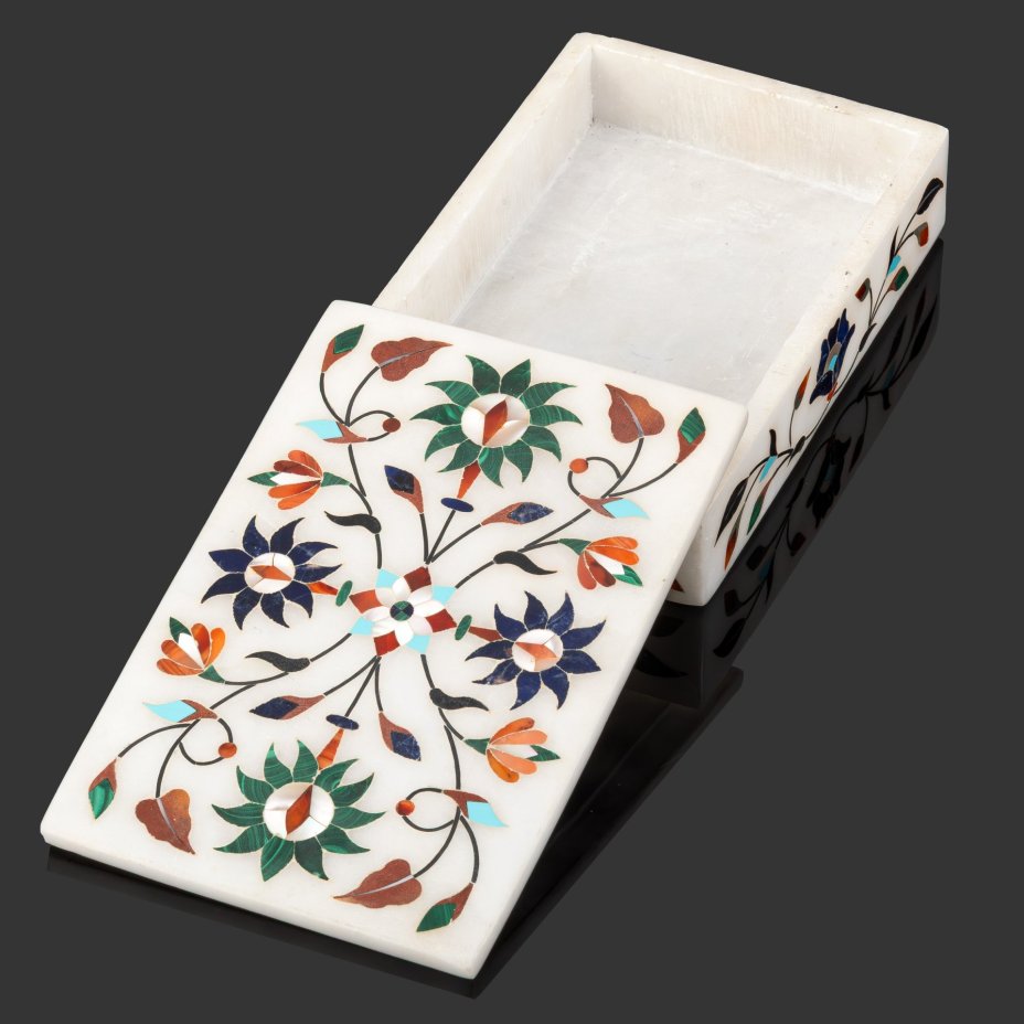 Шкатулка прямоугольной формы с инкрустацией перламутра, малахита, лазурита, агата и бирюзы