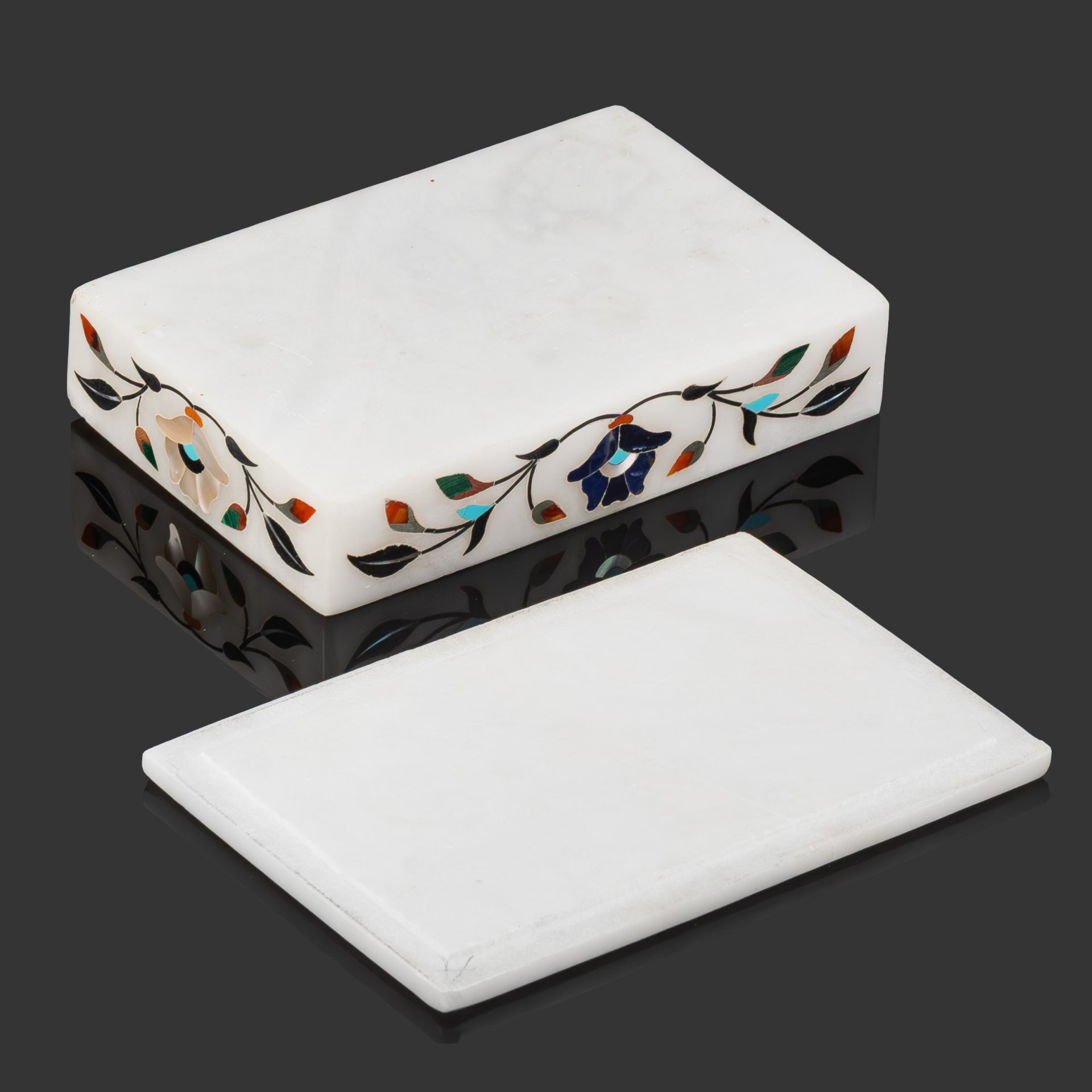 Шкатулка прямоугольной формы с инкрустацией перламутра, малахита, лазурита, агата и бирюзы, мрамор, натуральные камни, Индия, 1940-1960 гг.