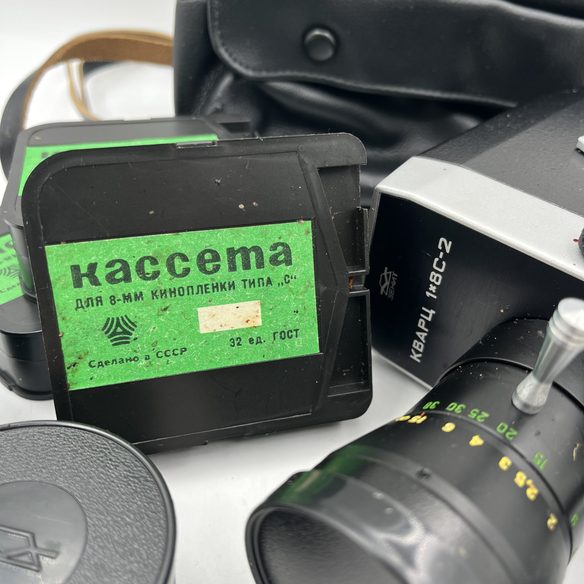 Аппарат киносъёмочный (камера) "Кварц 1х8С-2" с комплектующими, Красногорский механический завод (КМЗ)