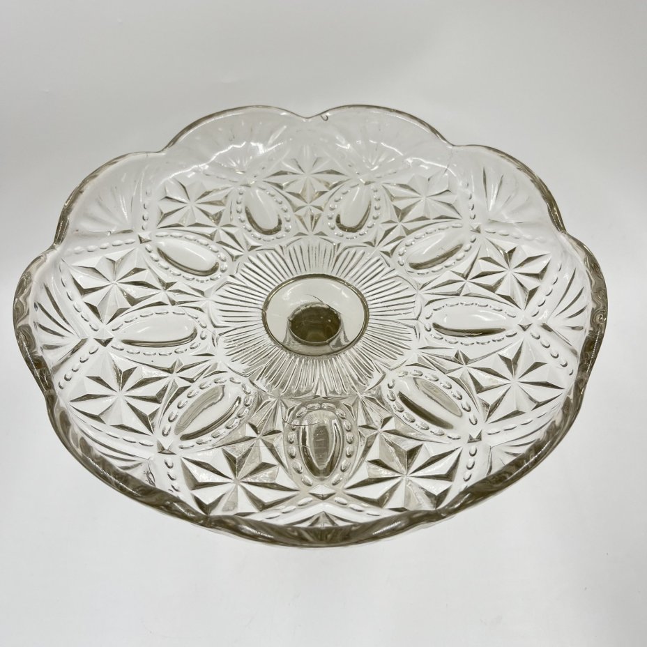 Плоская фруктовница резным геометрическим декором, стекло, СССР, 1970-1990 гг.