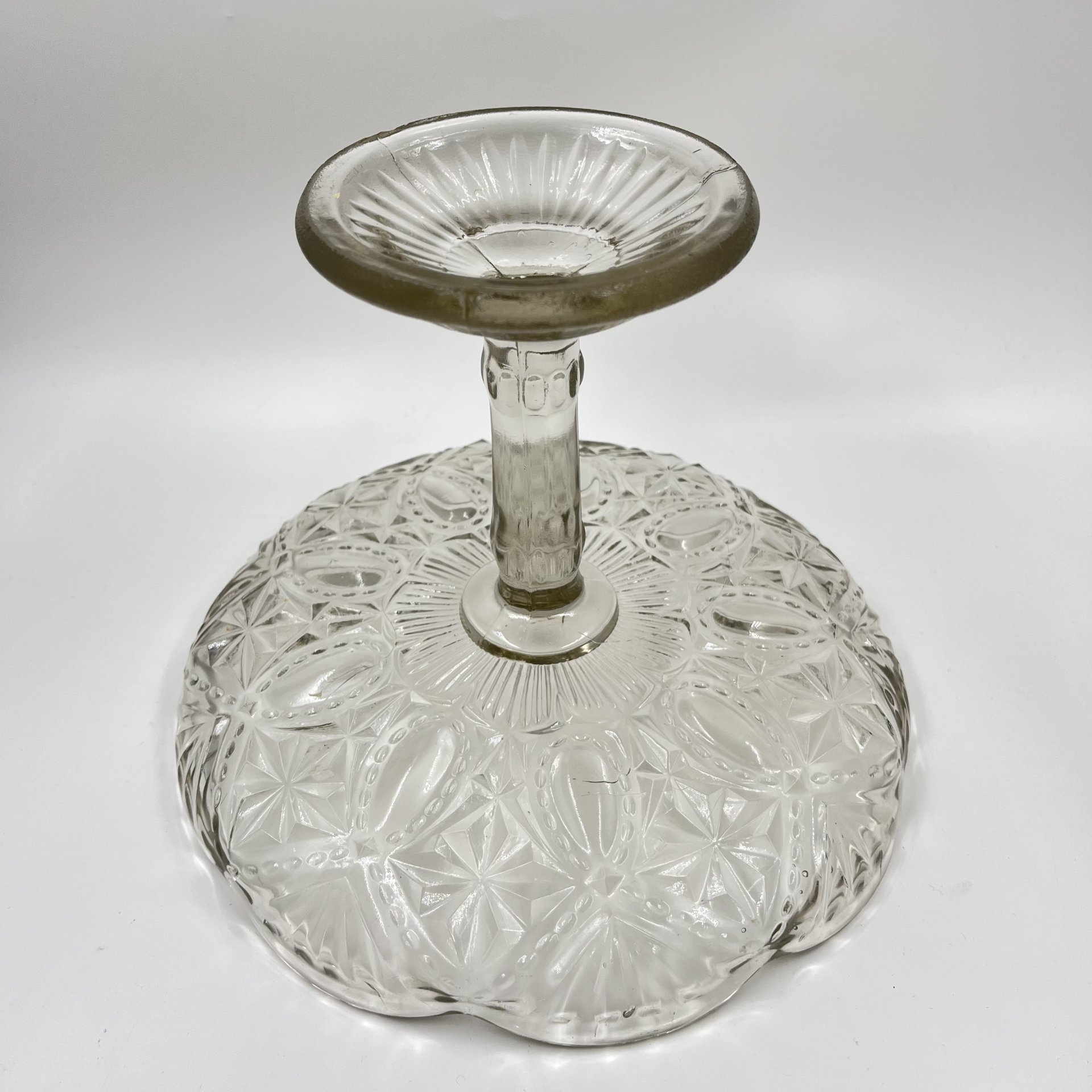 Плоская фруктовница резным геометрическим декором, стекло, СССР, 1970-1990 гг.