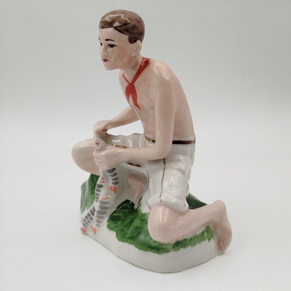 Статуэтка "Рыбак", фарфор, роспись, золочение, Полонский завод художественной керамики (Полонное ЗХК), Украина, 1980-2000 гг.