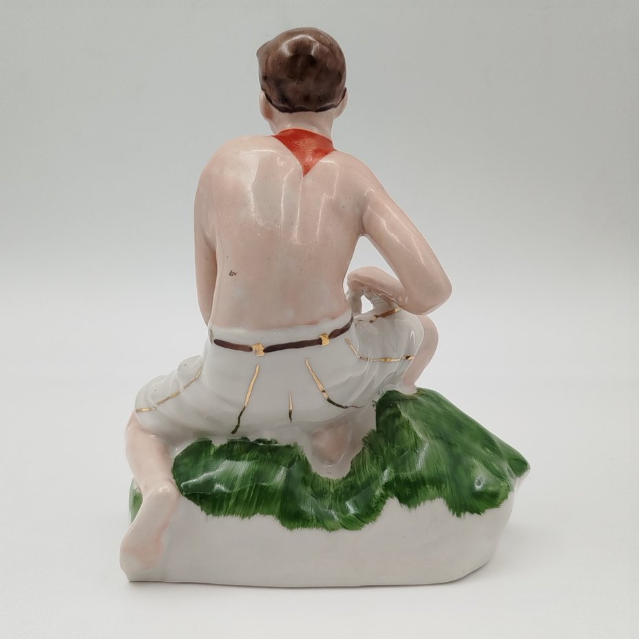 Статуэтка "Рыбак", фарфор, роспись, золочение, Полонский завод художественной керамики (Полонное ЗХК), Украина, 1980-2000 гг.