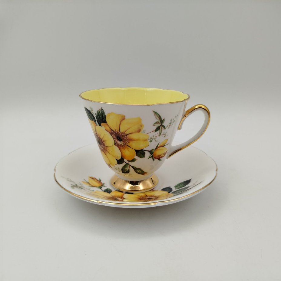 Чайная пара, украшенная цветочным декором, Old Royal, фарфор, деколь, золочение, Великобритания, 1970-1990 гг.