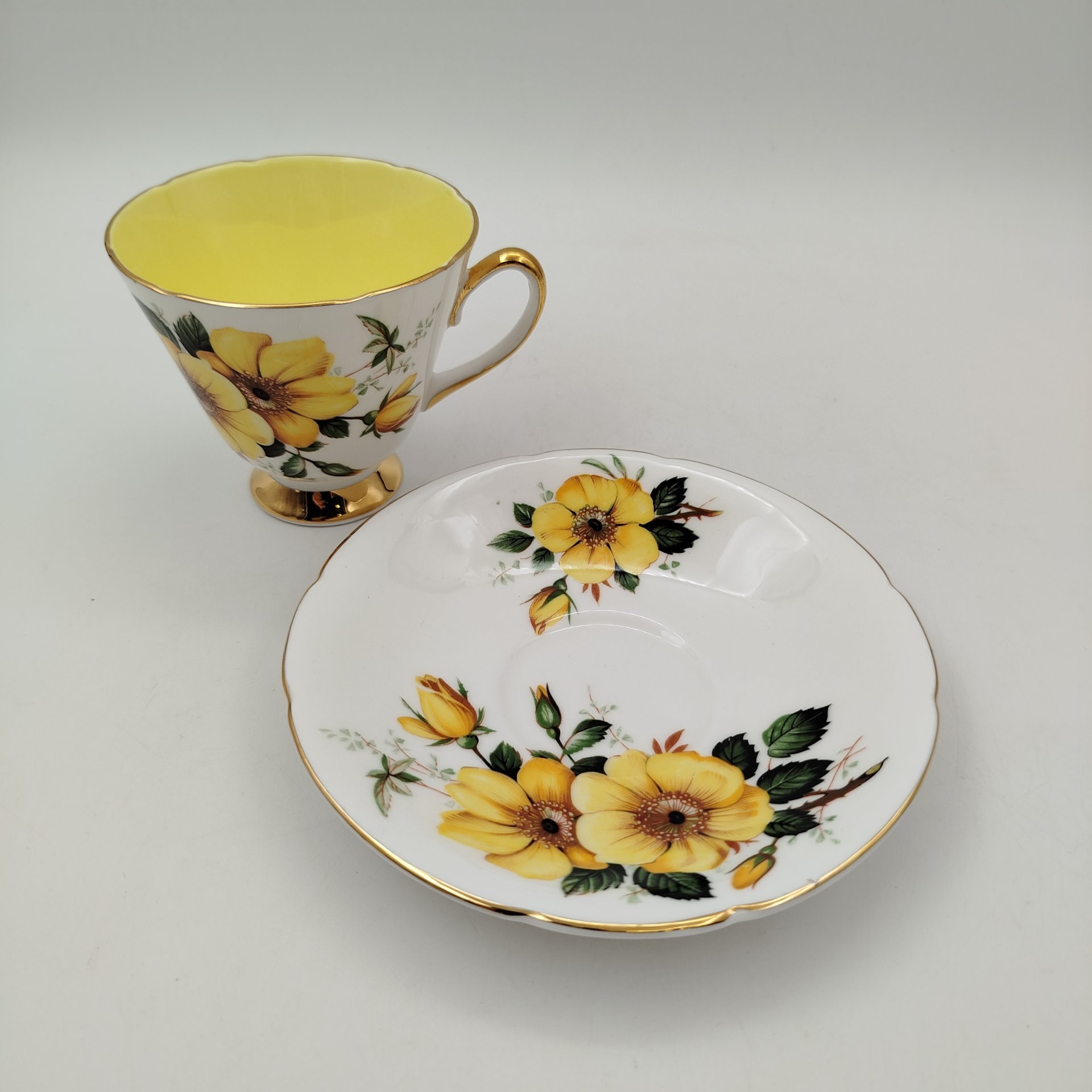 Чайная пара, украшенная цветочным декором, Old Royal, фарфор, деколь, золочение, Великобритания, 1970-1990 гг.