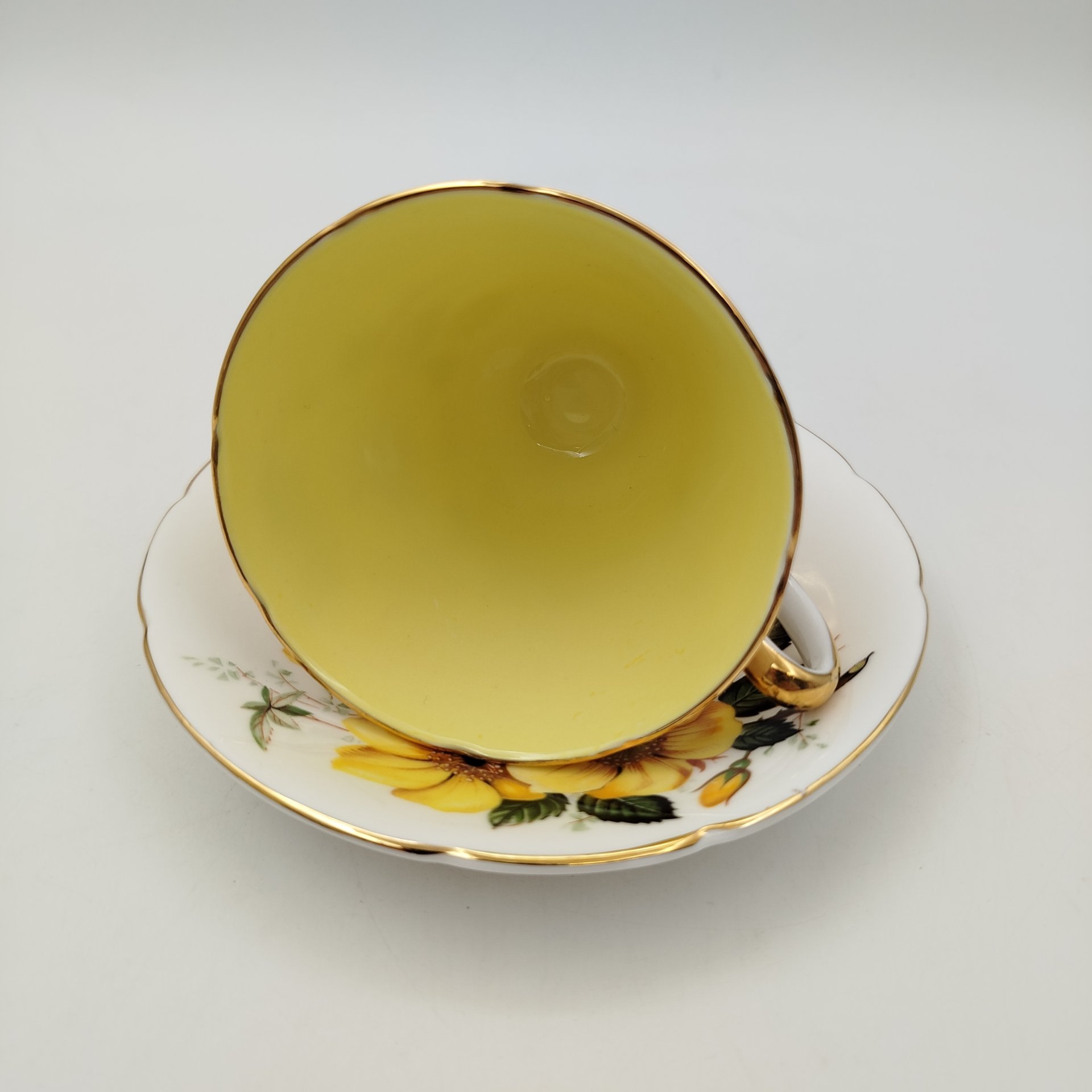 Чайная пара, украшенная цветочным декором, Old Royal, фарфор, деколь, золочение, Великобритания, 1970-1990 гг.