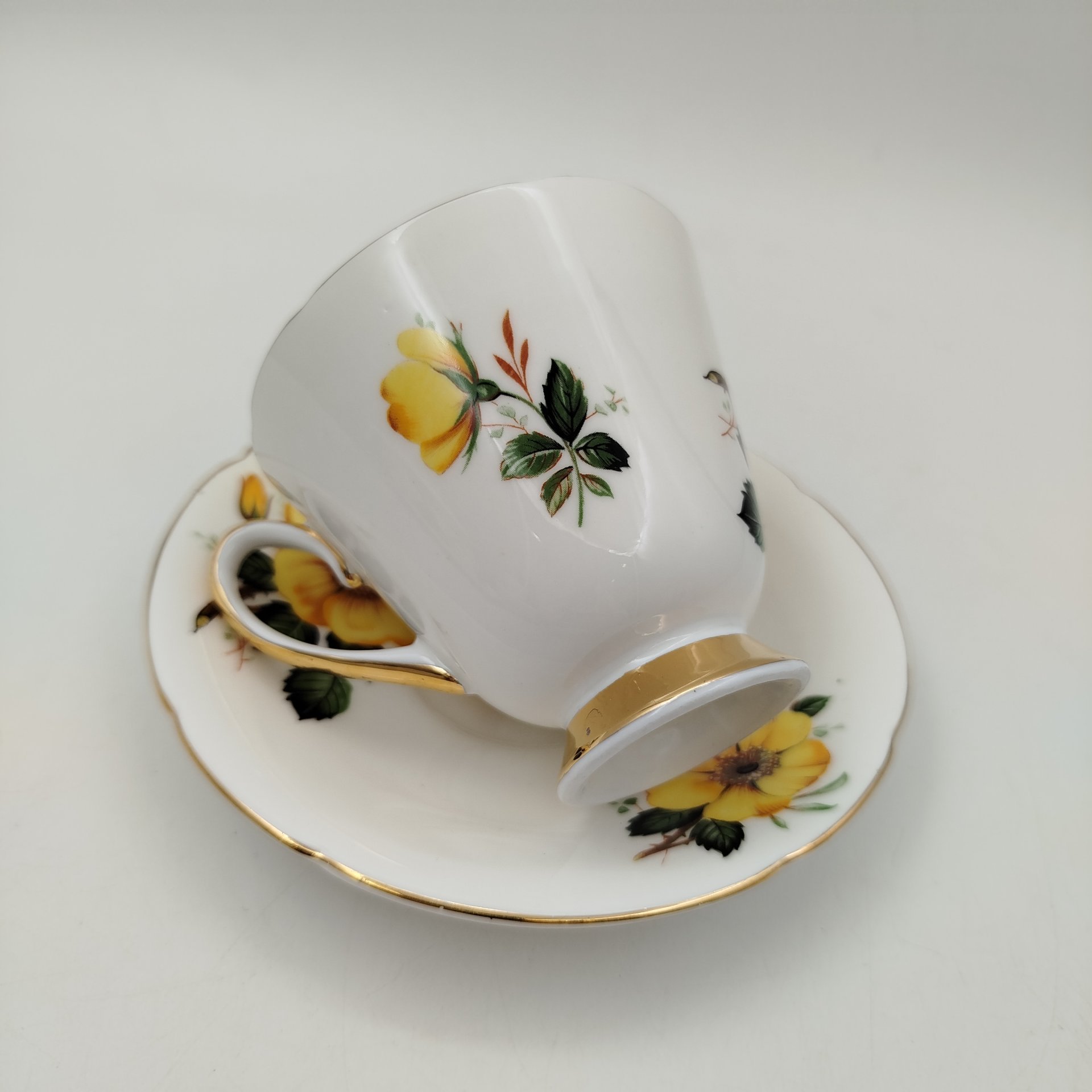 Чайная пара, украшенная цветочным декором, Old Royal, фарфор, деколь, золочение, Великобритания, 1970-1990 гг.