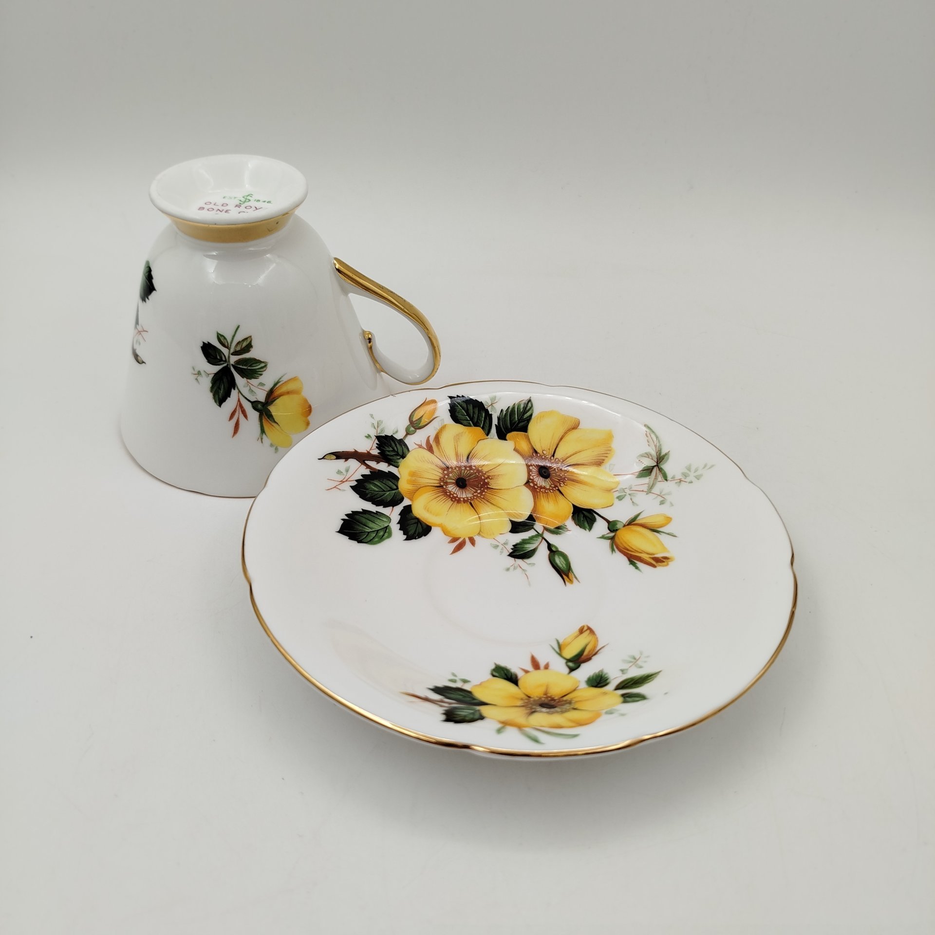 Чайная пара, украшенная цветочным декором, Old Royal, фарфор, деколь, золочение, Великобритания, 1970-1990 гг.