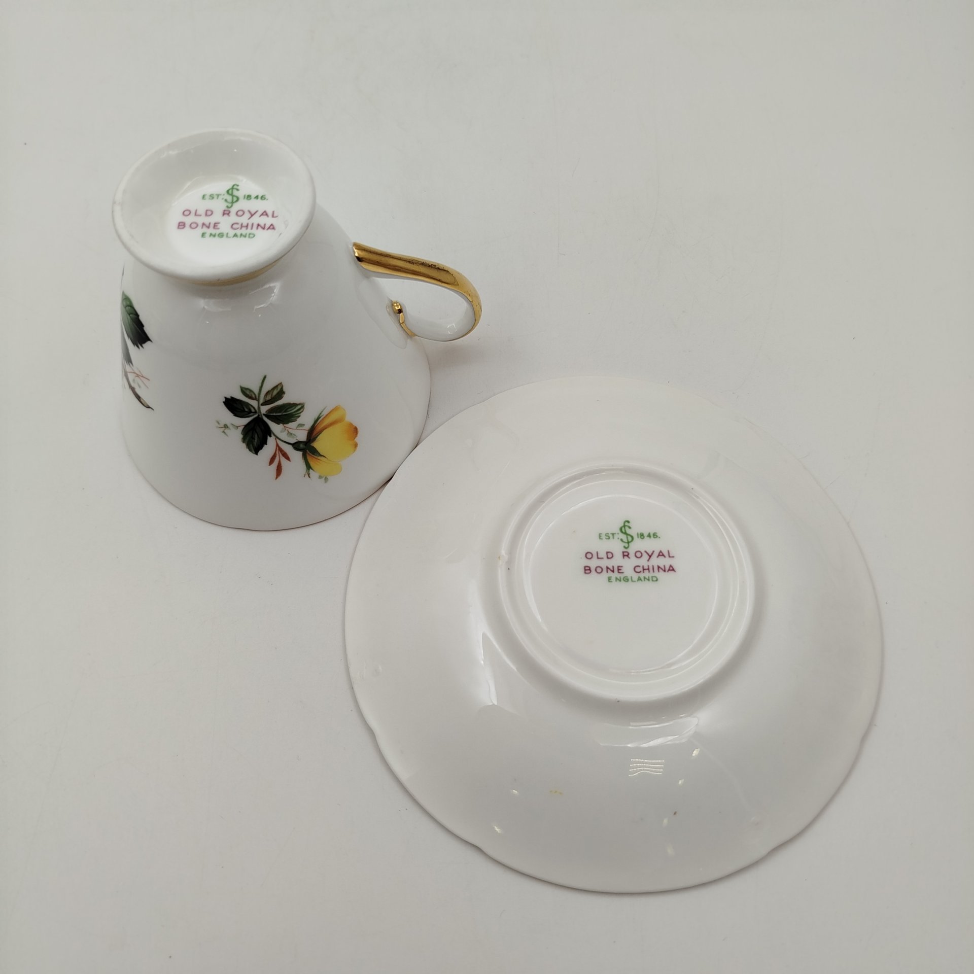 Чайная пара, украшенная цветочным декором, Old Royal, фарфор, деколь, золочение, Великобритания, 1970-1990 гг.