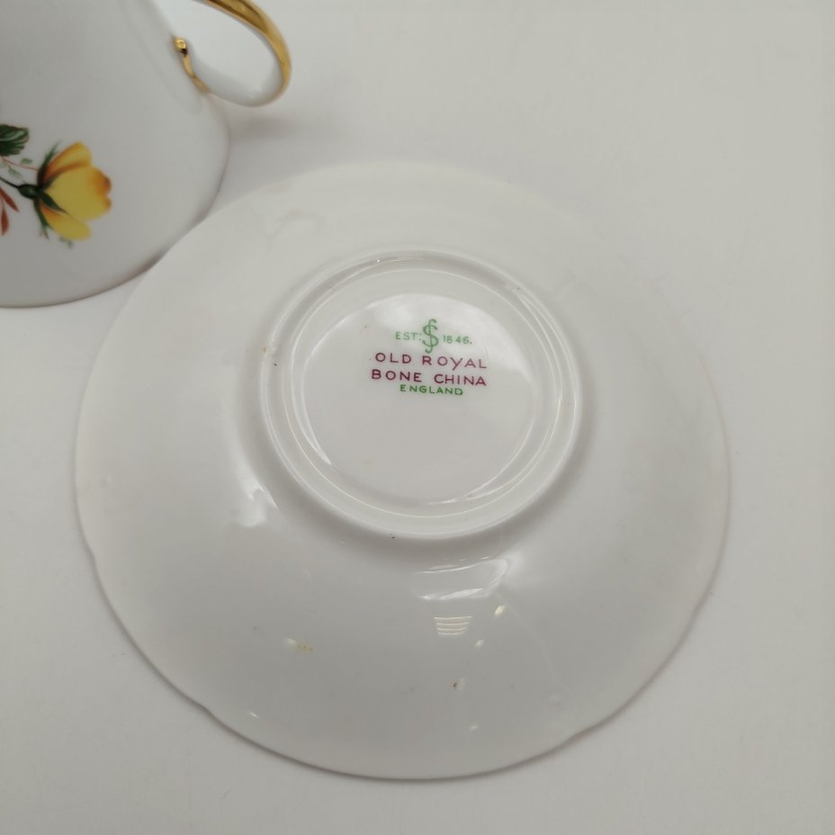 Чайная пара, украшенная цветочным декором, Old Royal, фарфор, деколь, золочение, Великобритания, 1970-1990 гг.