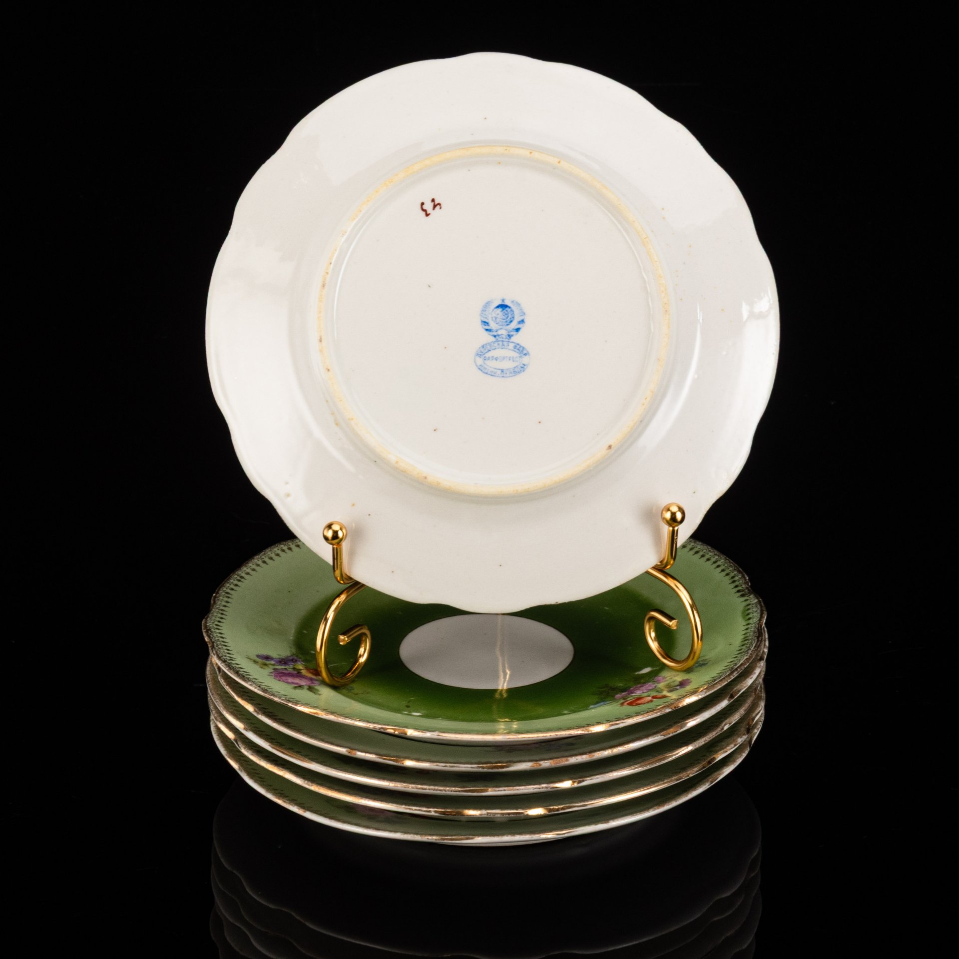 Набор из шести десертных тарелок с цветочным декором и изображением галантных сцен, Дулевский фарфоровый завод (Дулёво)