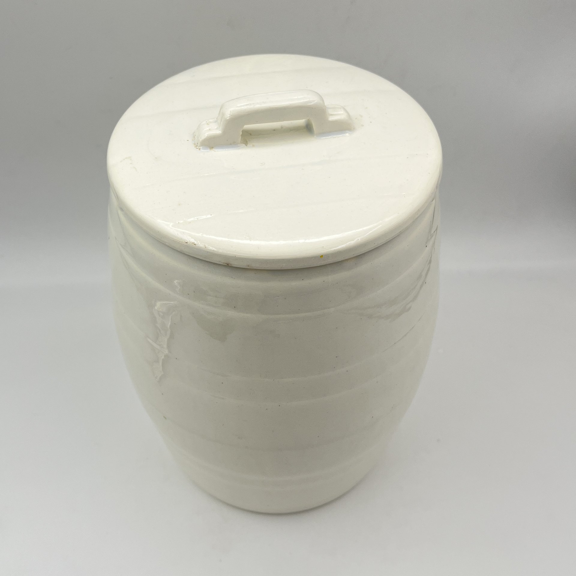 Бочонок с крышкой (для хранения сыпучих продуктов), фаянс, глазурь, Будянский фаянсовый завод «Серп и молот», СССР, 1957-1965 гг.