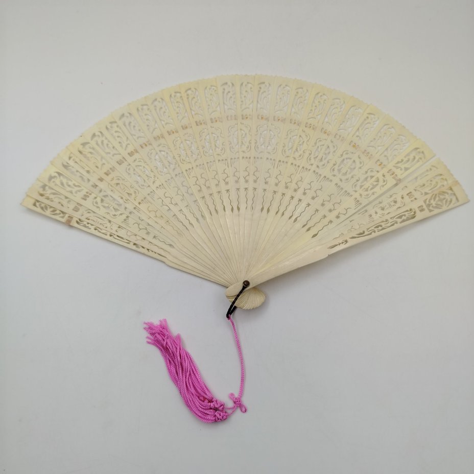 Веер-бризе с ажурным декором, в оригинальном футляре, кость, резьба, металл, нить, Китай, 1950-1960 гг.