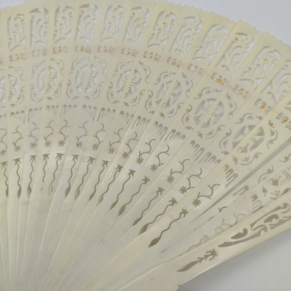 Веер-бризе с ажурным декором, в оригинальном футляре, кость, резьба, металл, нить, Китай, 1950-1960 гг.