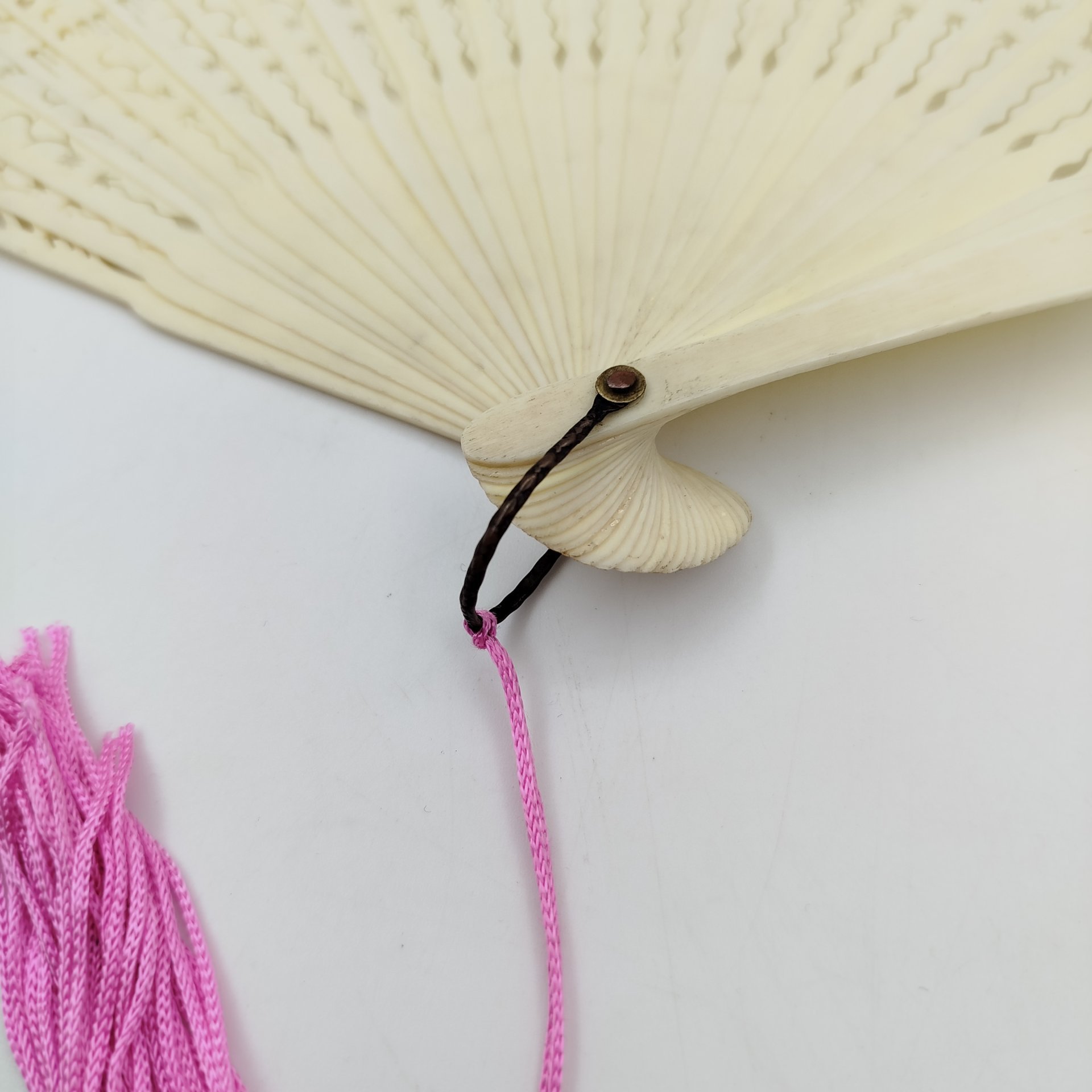 Веер-бризе с ажурным декором, в оригинальном футляре, кость, резьба, металл, нить, Китай, 1950-1960 гг.