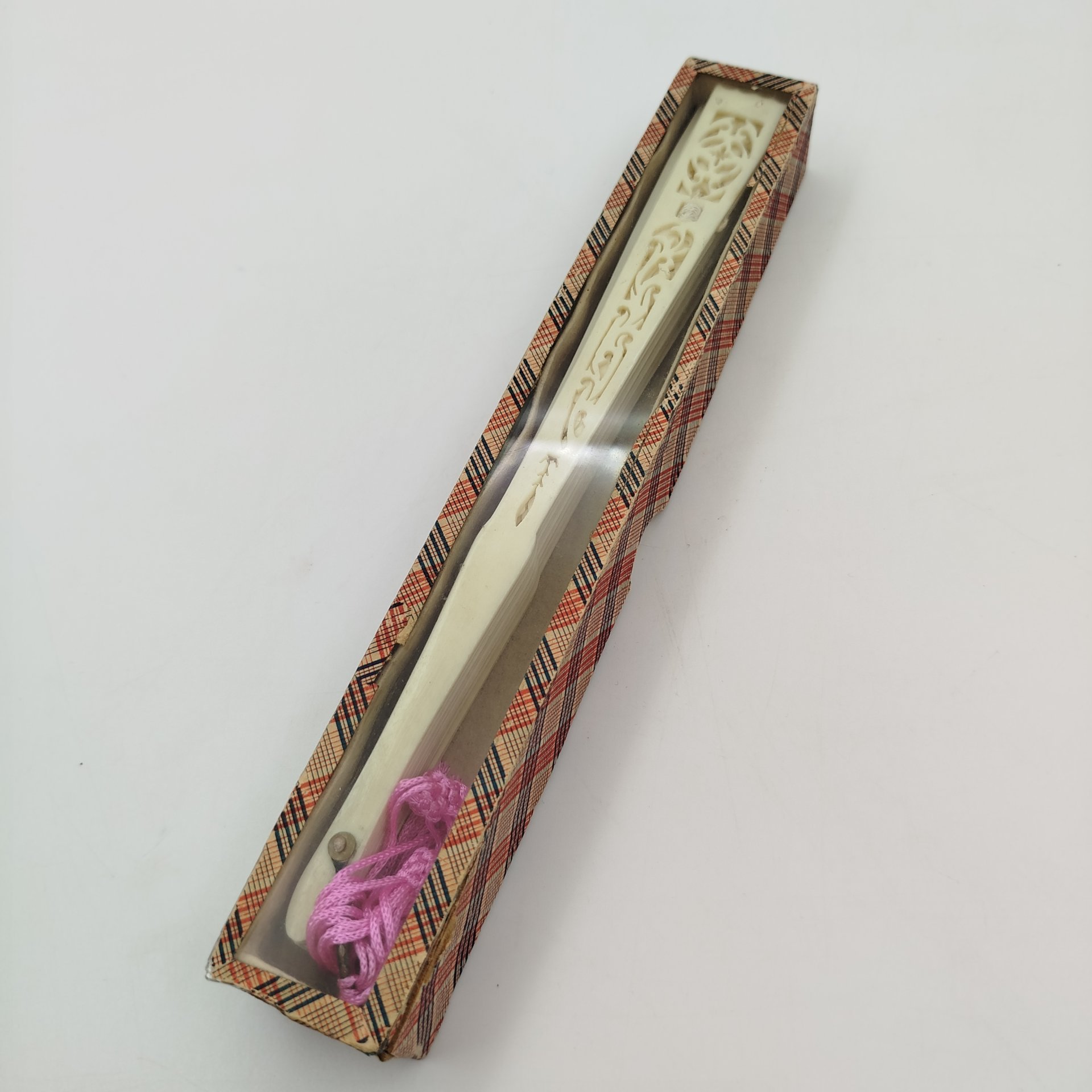 Веер-бризе с ажурным декором, в оригинальном футляре, кость, резьба, металл, нить, Китай, 1950-1960 гг.