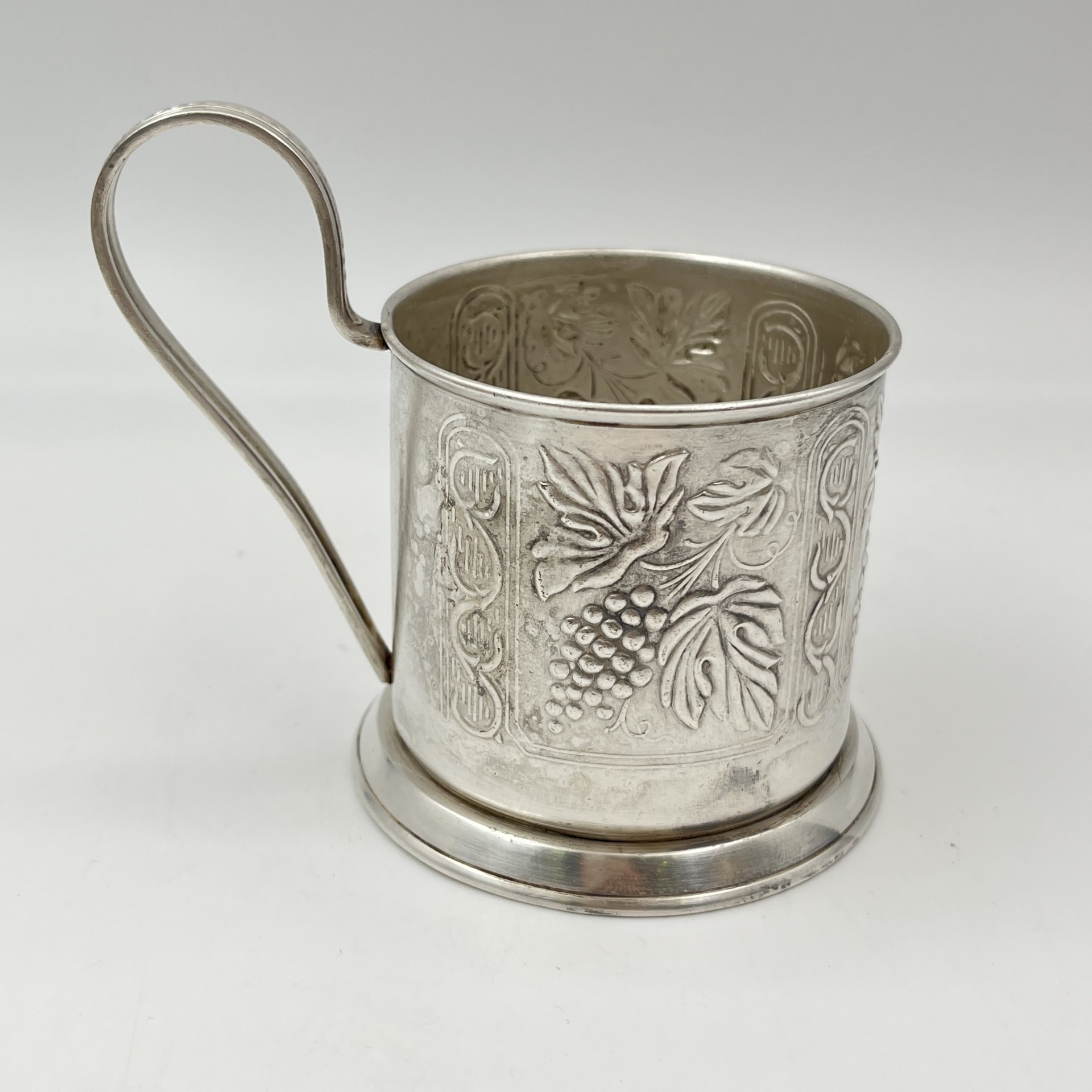 Подстаканник с декором в виде винограда, мНЦ (медь-никель-цинк), Завод «Мстерский ювелир», СССР, 1972 г.