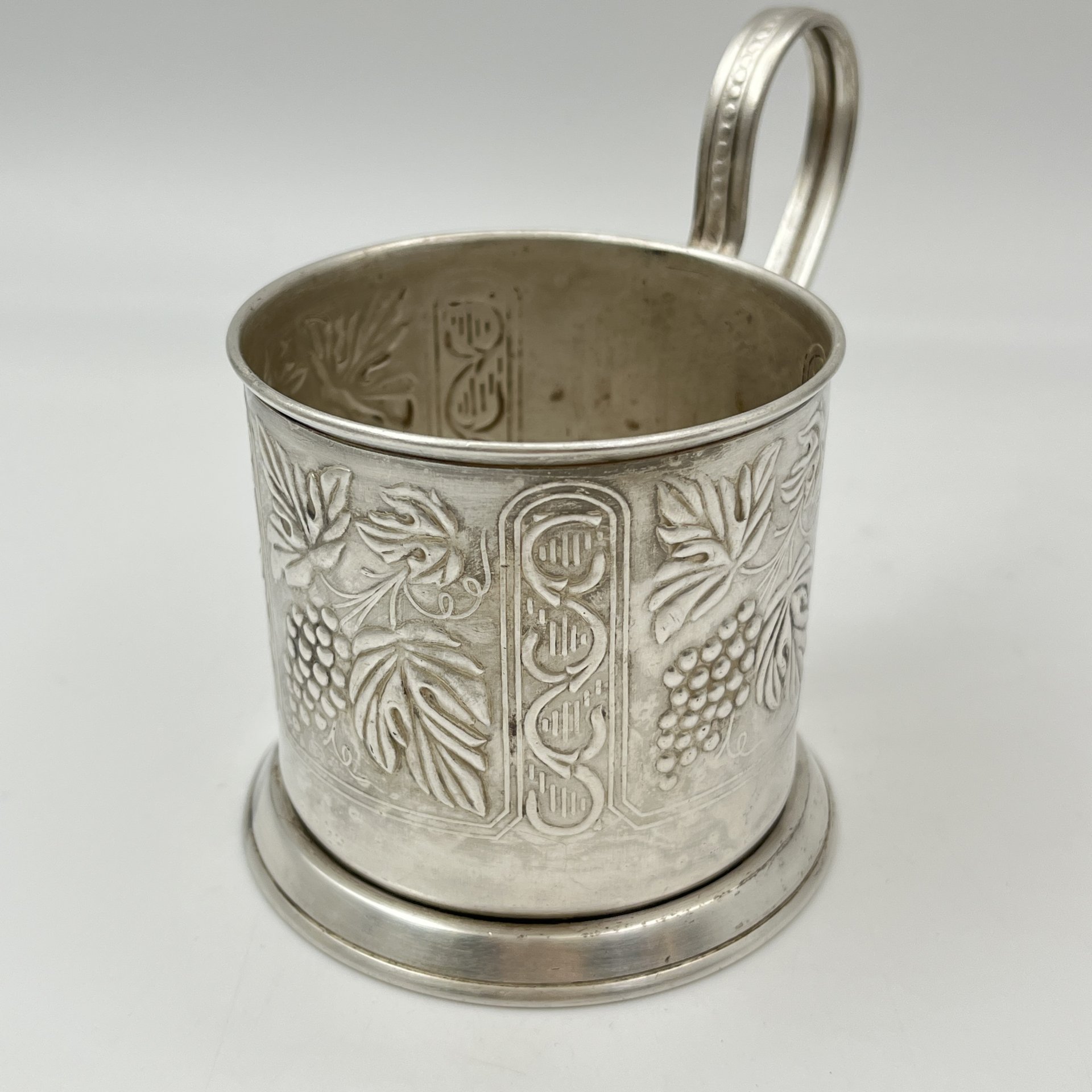 Подстаканник с декором в виде винограда, мНЦ (медь-никель-цинк), Завод «Мстерский ювелир», СССР, 1972 г.