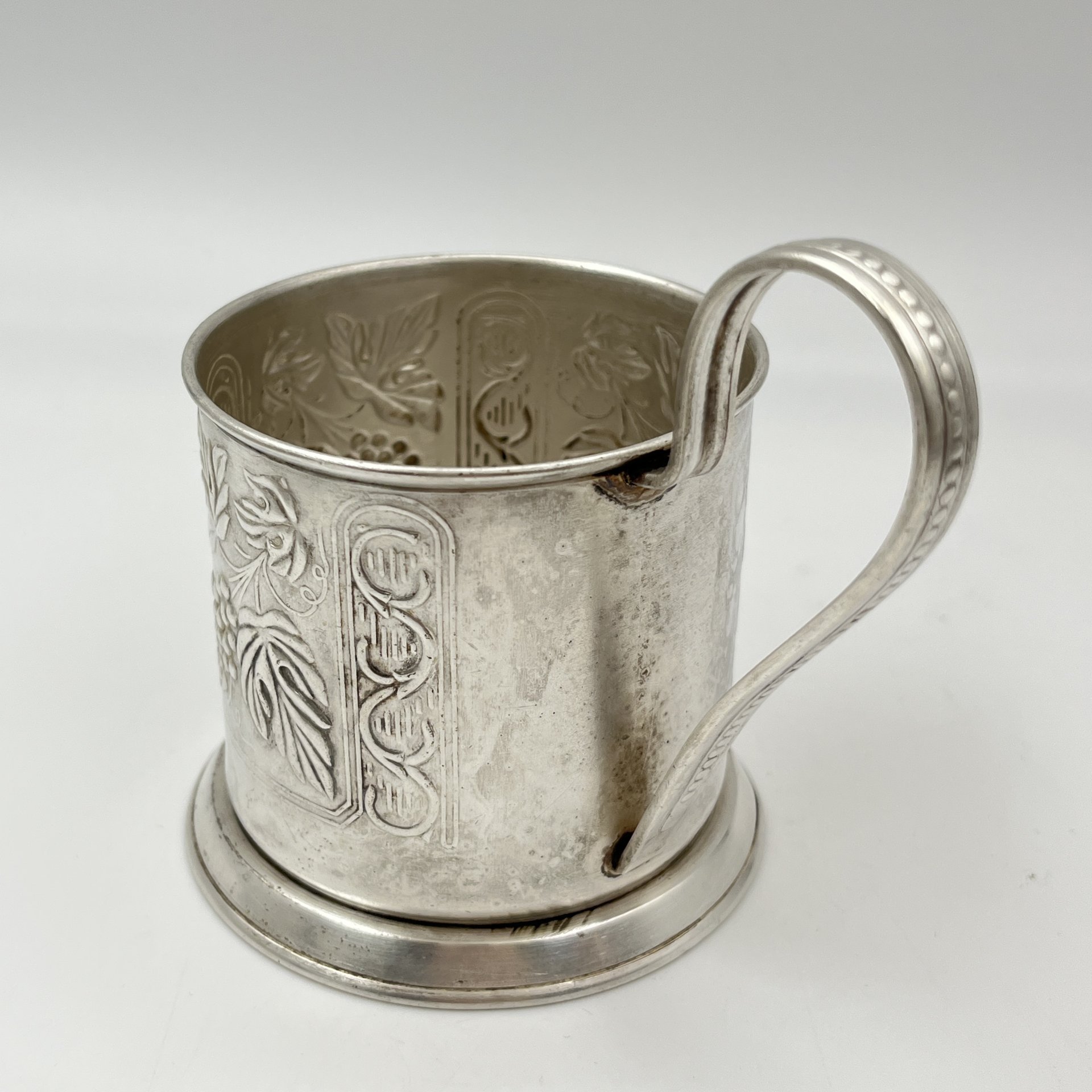 Подстаканник с декором в виде винограда, мНЦ (медь-никель-цинк), Завод «Мстерский ювелир», СССР, 1972 г.