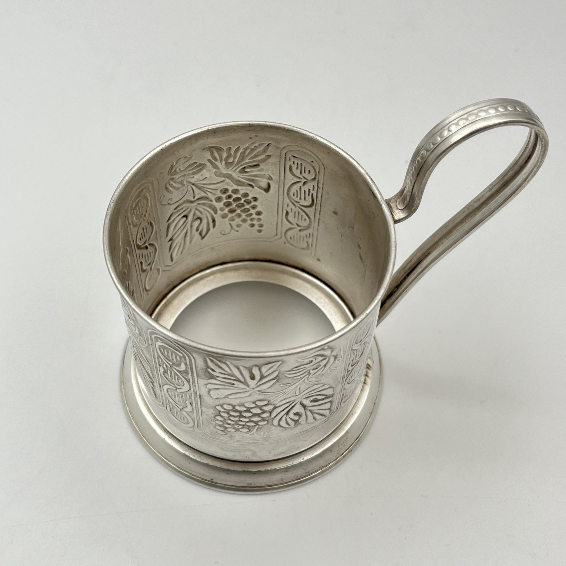 Подстаканник с декором в виде винограда, мНЦ (медь-никель-цинк), Завод «Мстерский ювелир», СССР, 1972 г.