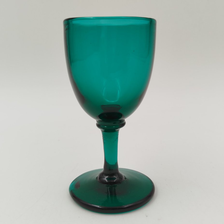 Рюмка темно-зеленого оттенка, стекло, Западная Европа, 1910-1930 гг.